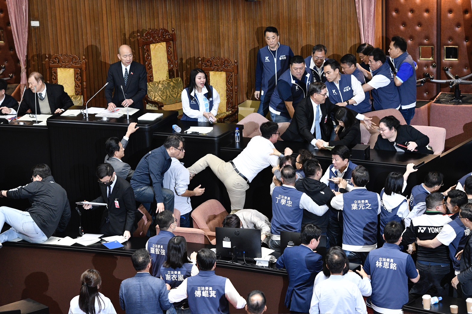 上週五立法院因修法爆發全武行，事件登上國際媒體，全國律師聯合會也發出3點聲明表達嚴正譴責。