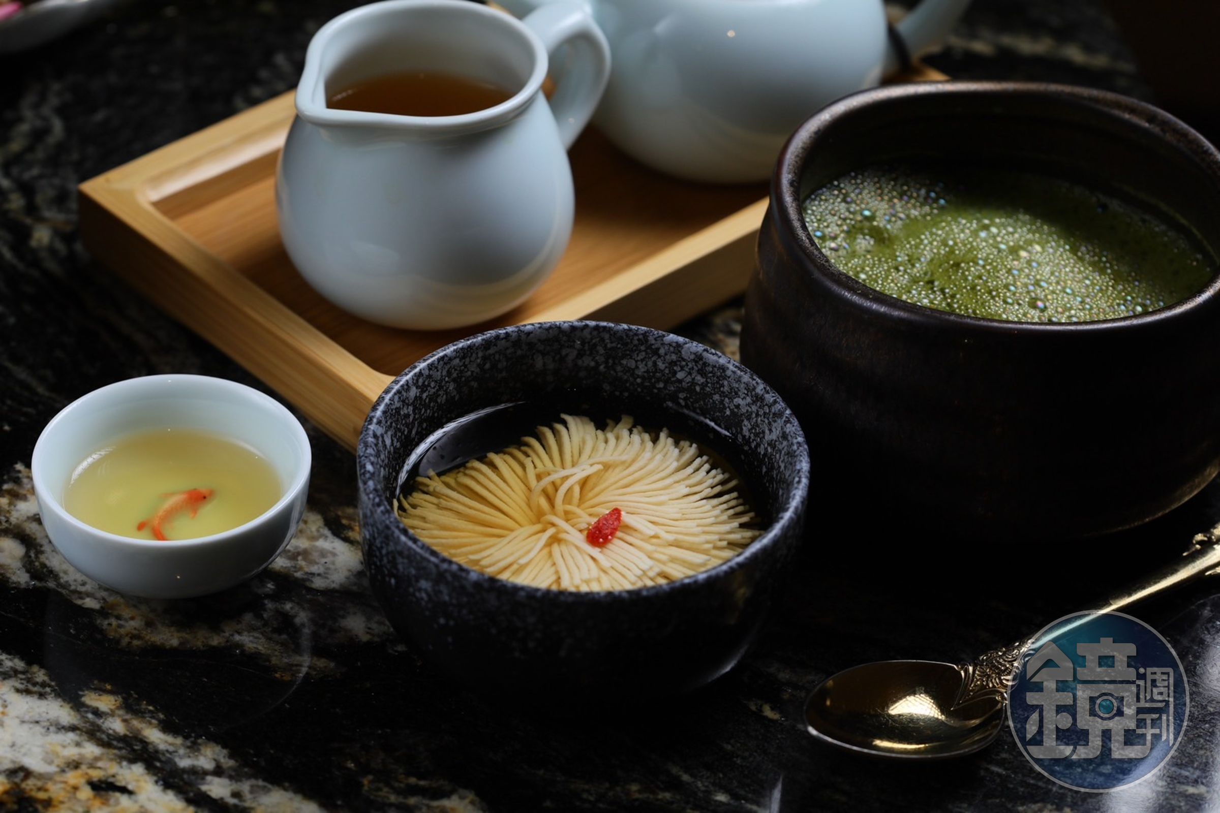 套餐中的甜品也絲毫不以配角自居，其中講究刀工的「手切菊花豆腐」美如藝術品，搭配冬瓜糖水清爽又順口。