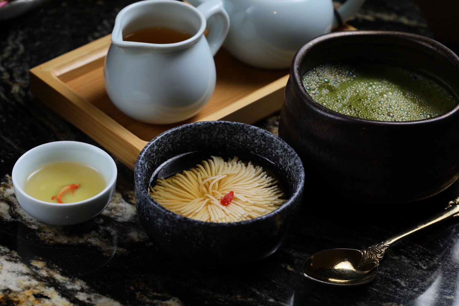 套餐中的甜品也絲毫不以配角自居，其中講究刀工的「手切菊花豆腐」美如藝術品，搭配冬瓜糖水清爽又順口。
