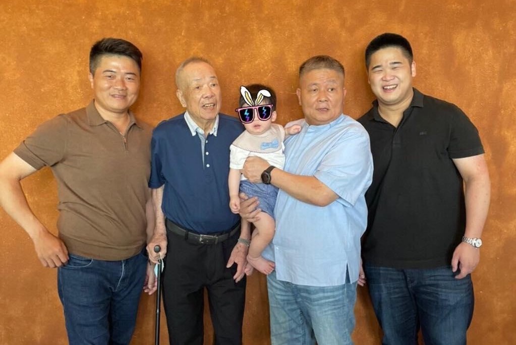 顏清標父親顏懷（左二）驚傳辭世，享耆壽92歲。（翻攝顏寬恒臉書）