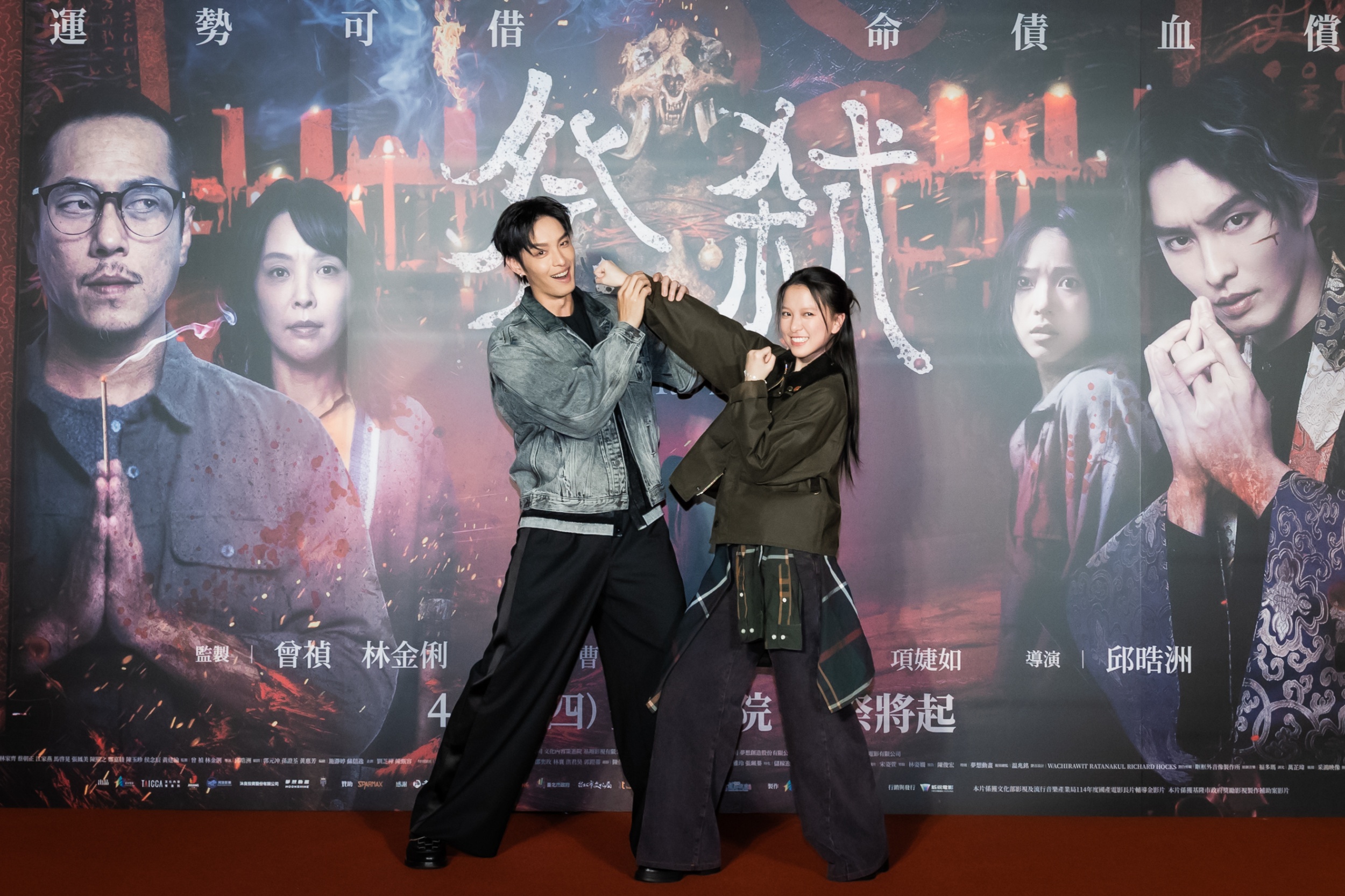 曹佑寧(左)與項婕如現場大玩格鬥姿勢,展現片中爆發力十足的對手戲。(威視提供)