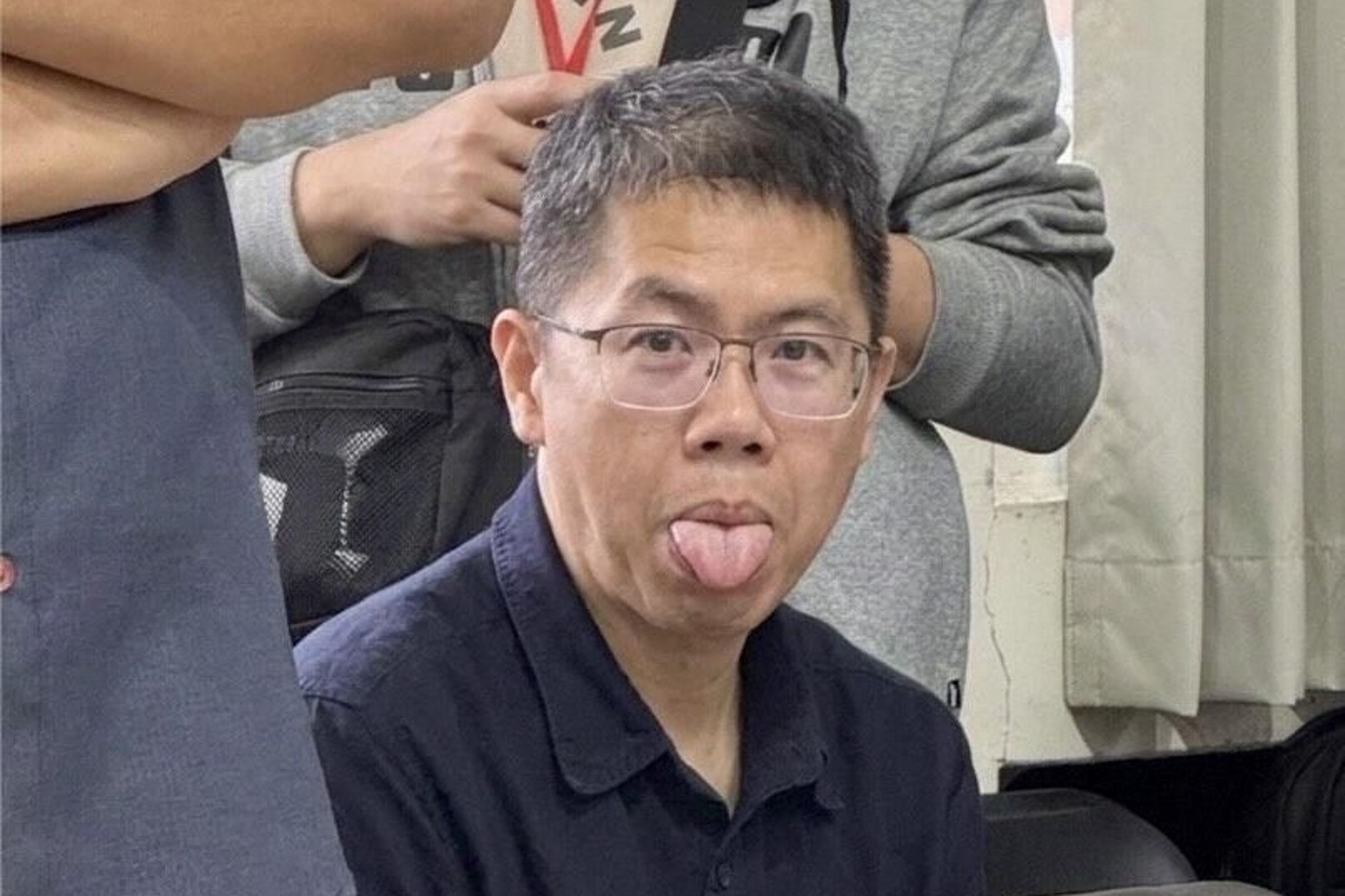 南投縣環保局長李易書更被目擊對民眾「吐舌頭」,引發輿論譁然。(翻攝畫面)