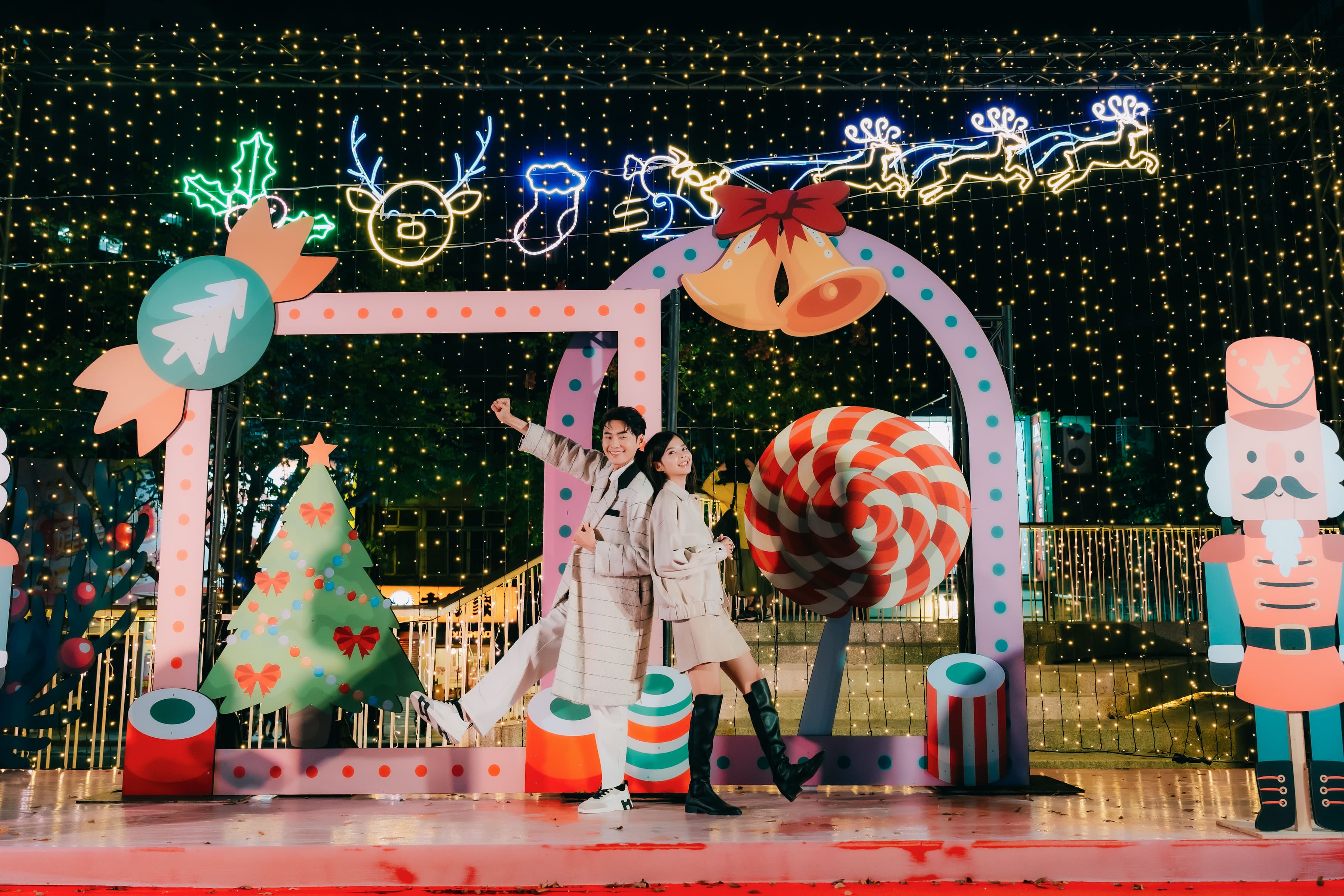 府中廣場燈區打造成童趣魔幻的魔幻童話王國。（新北市觀旅局提供）