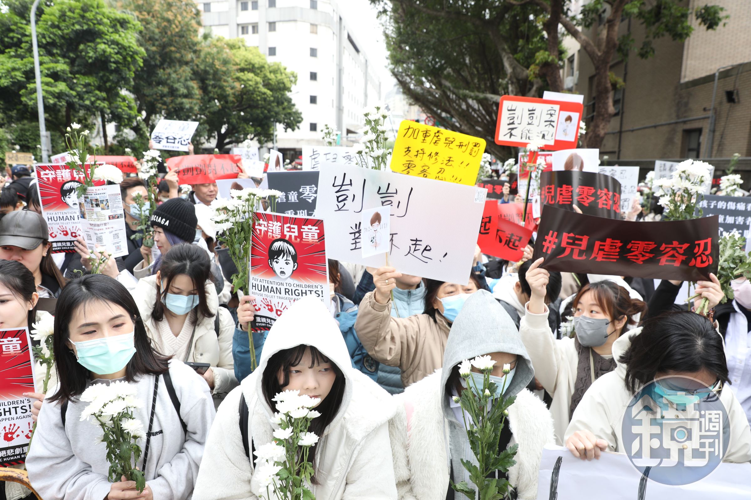 剴剴案今第4次開庭,上百「剴剴戰士」集結北院外高喊:兒虐零容忍。