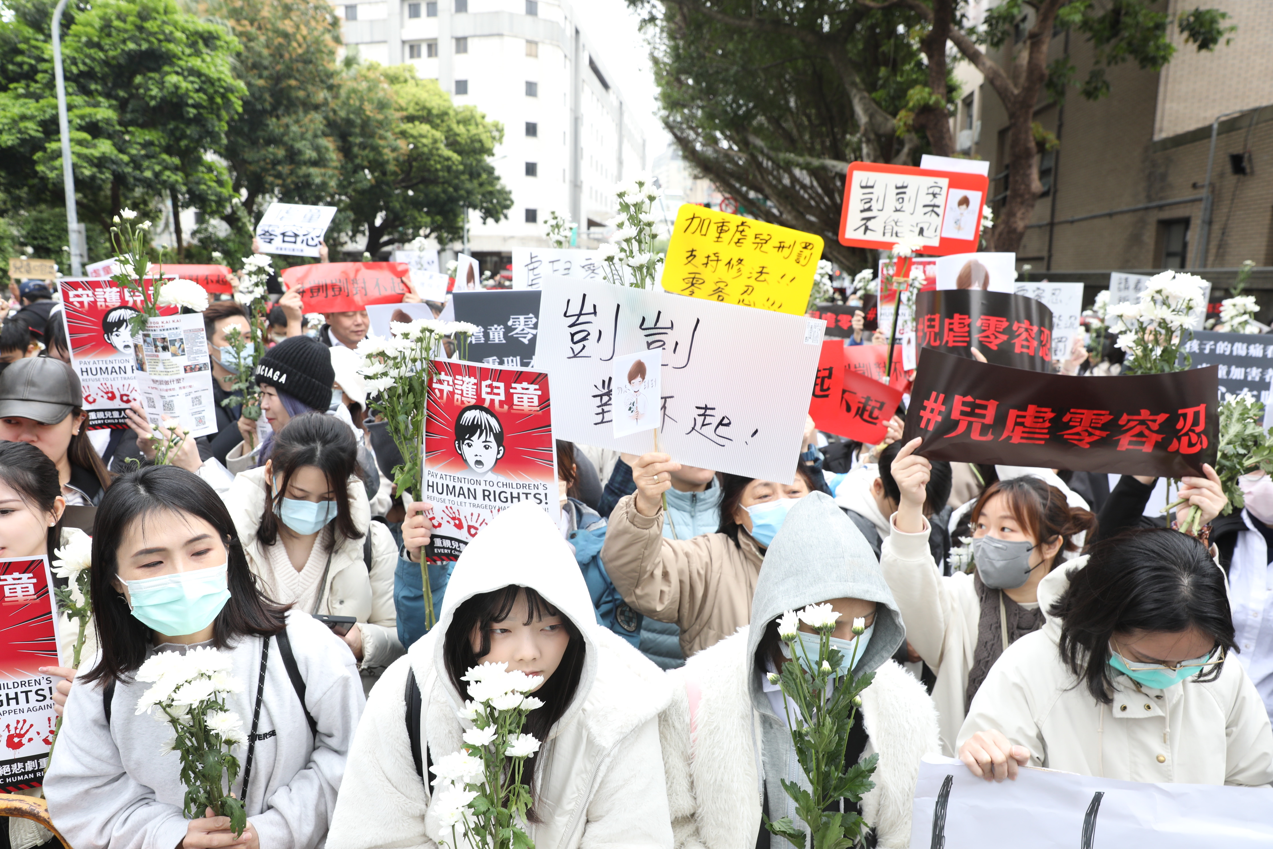 剴剴案今第4次開庭，上百「剴剴戰士」集結北院外高喊：兒虐零容忍。