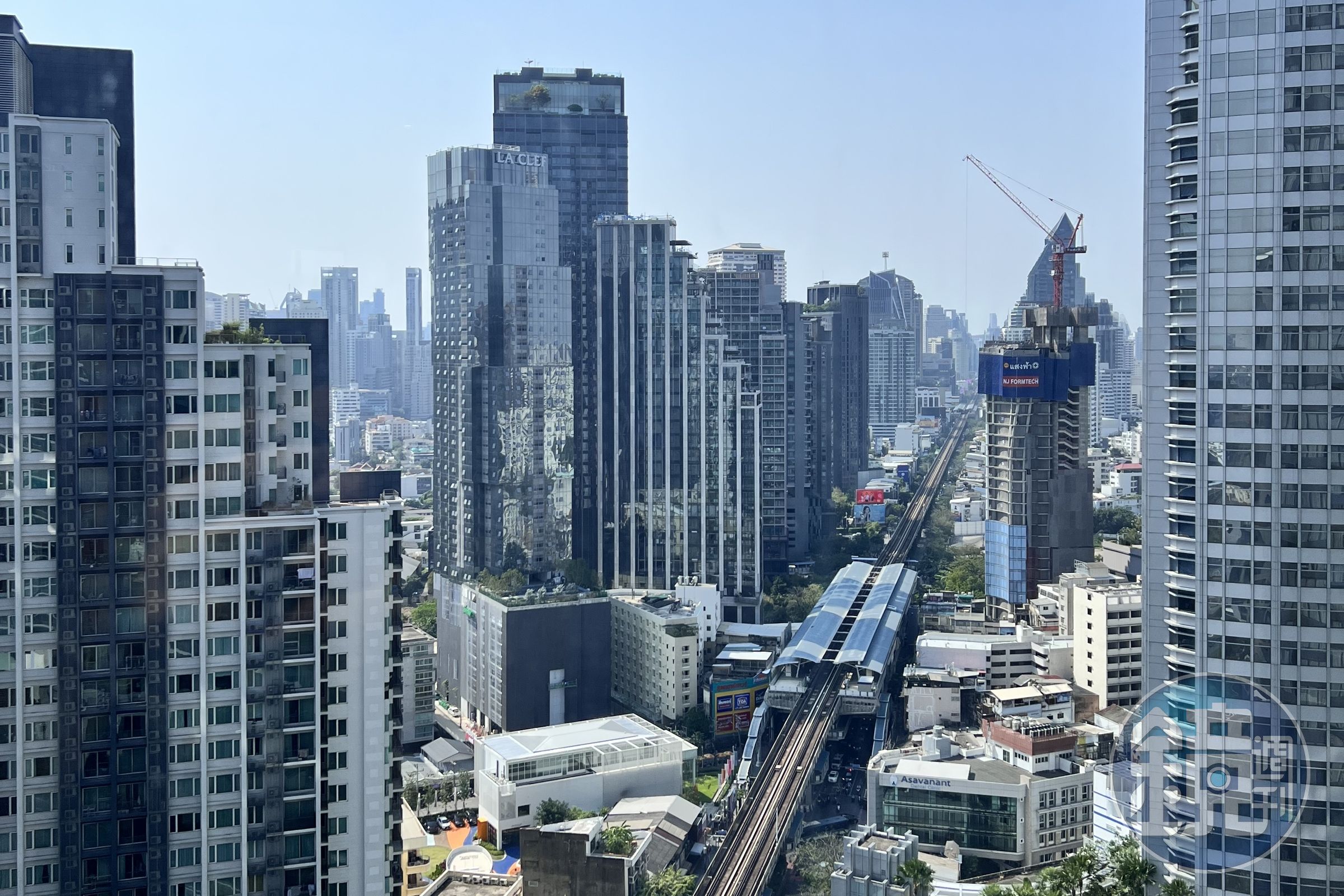 泰國房地產市場正遭遇罕見重創，從曼谷市中心的豪華公寓到郊區住宅工地，成交量急凍。
