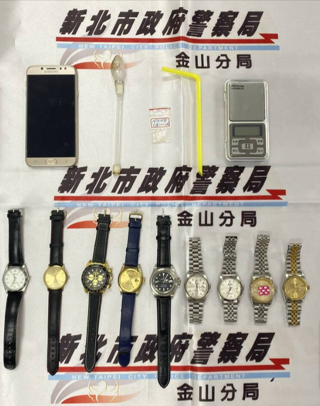 警方在柯男家中起出9支失竊手錶及安非他命。（翻攝畫面）