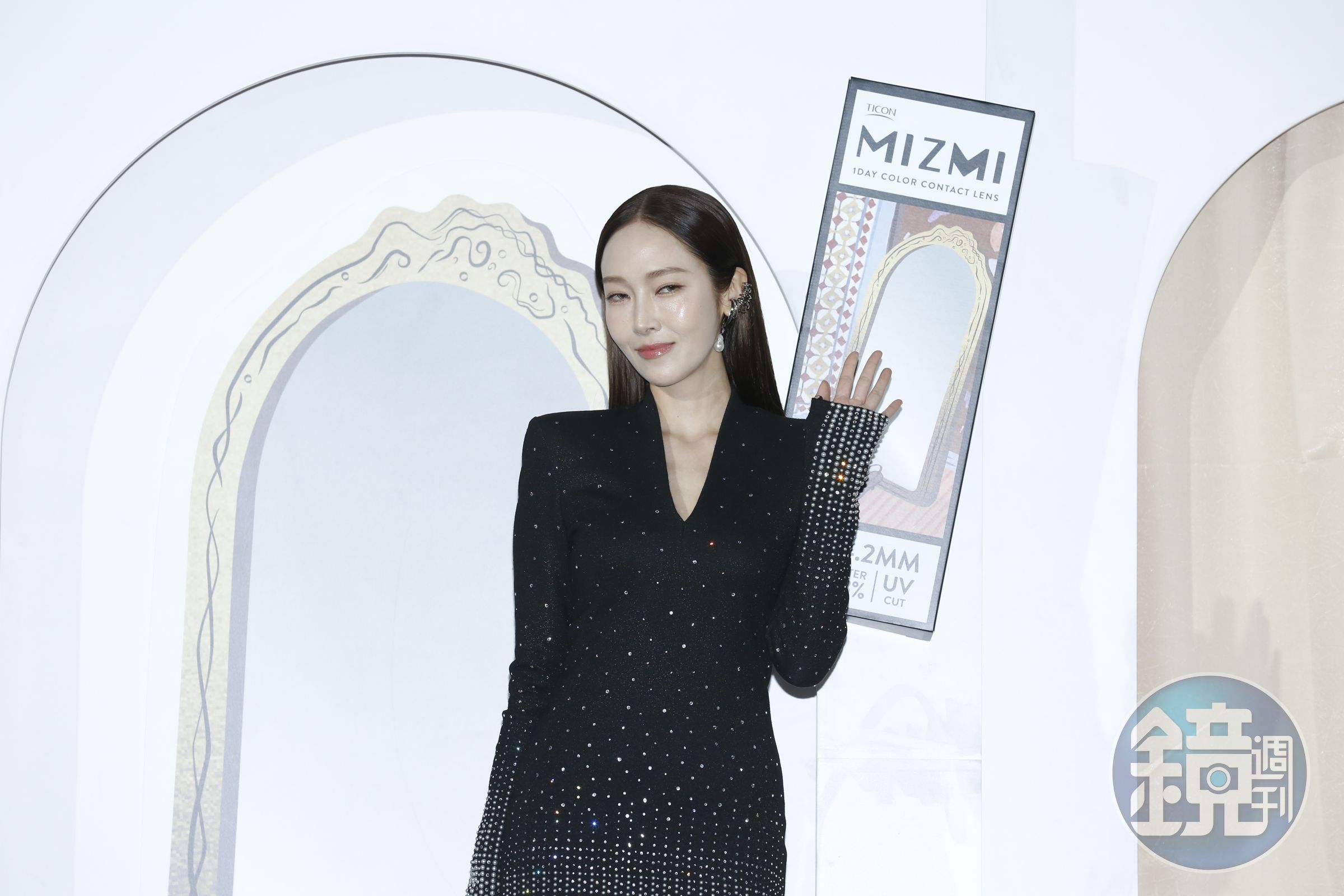 潔西卡超可愛,還問今天這身打扮會不會太像惡女,「我想要柔和一點的感覺。」