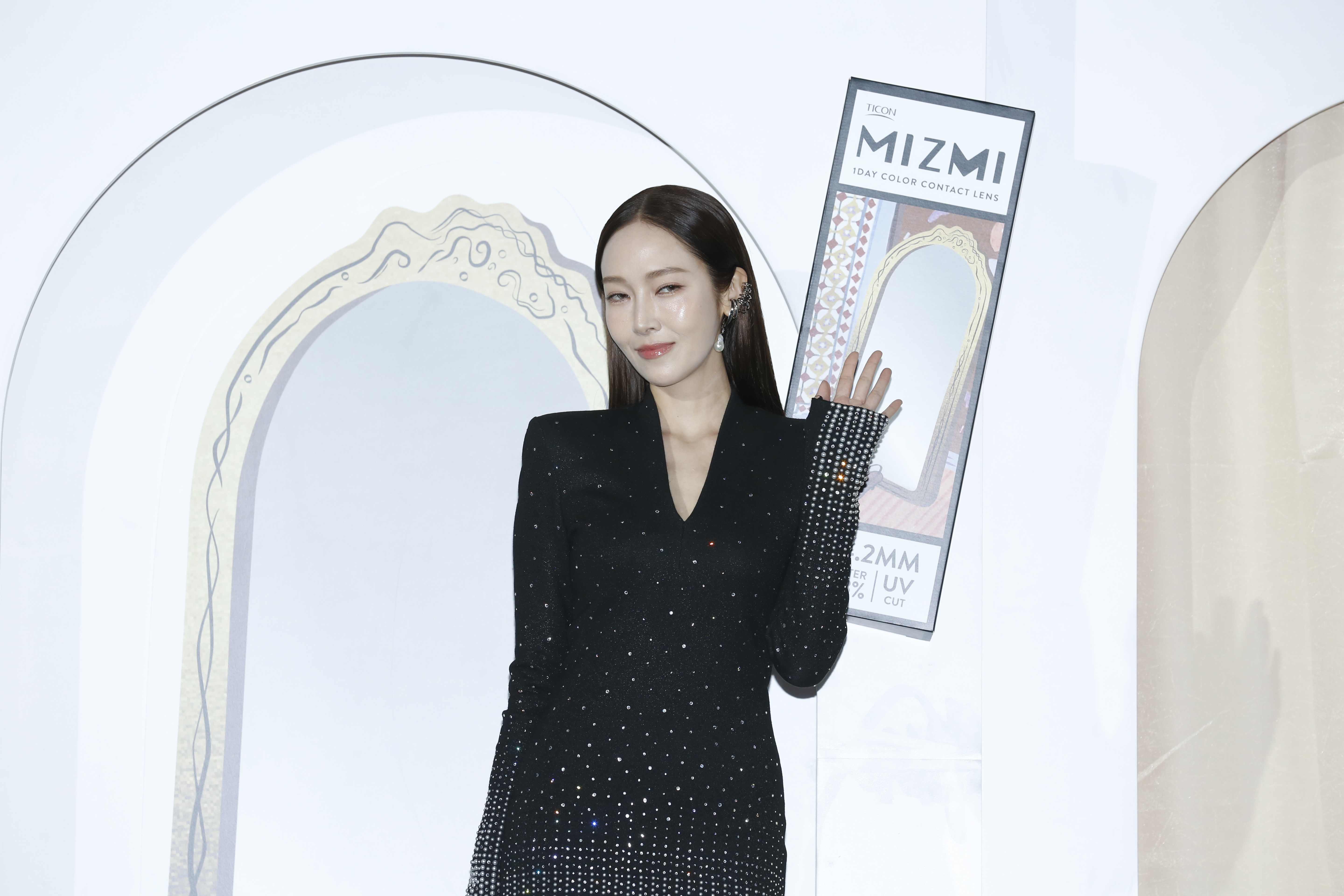 潔西卡超可愛,還問今天這身打扮會不會太像惡女,「我想要柔和一點的感覺。」
