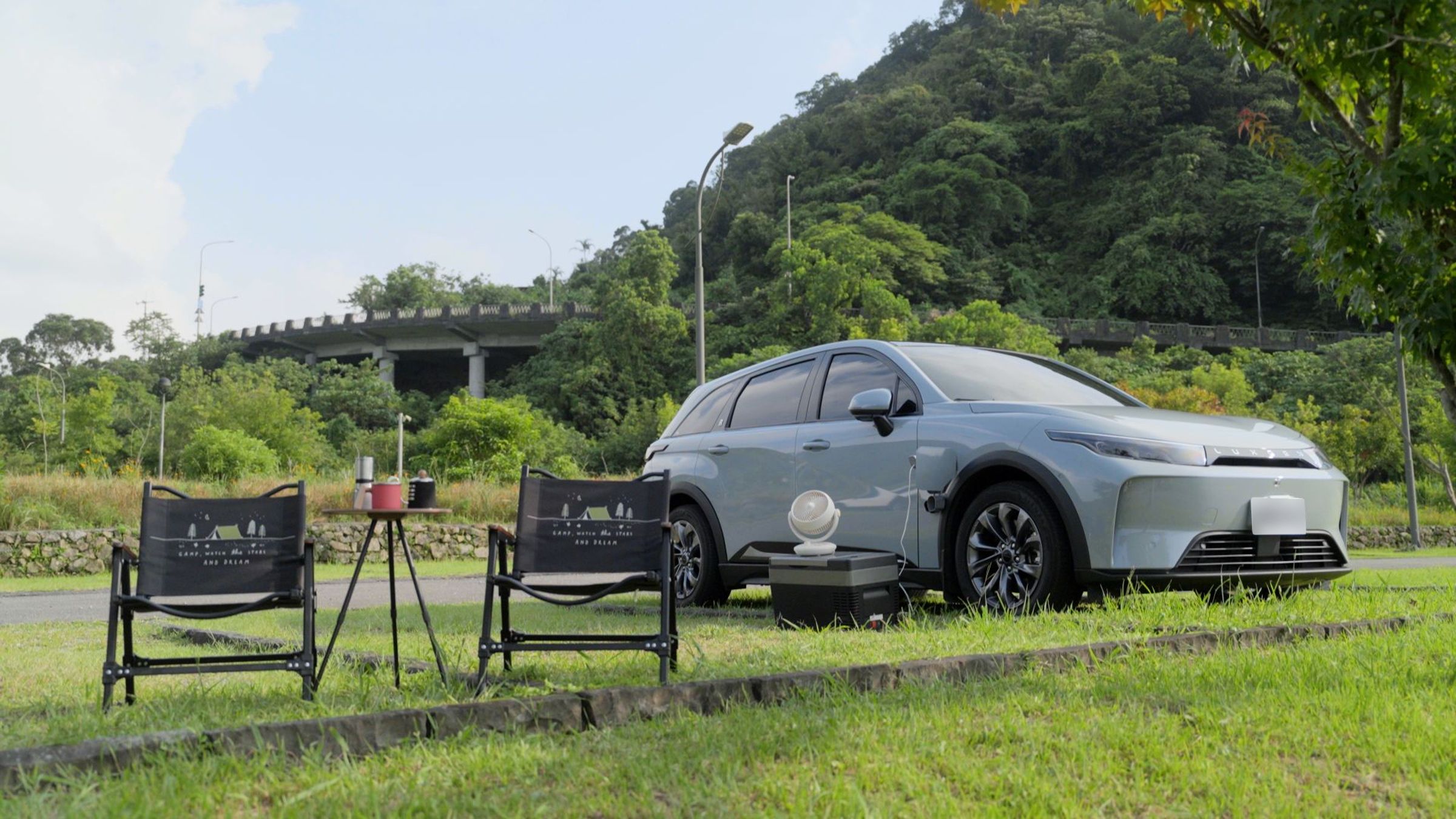 LUXGEN n⁷運用車聯網科技與零排放優勢,為駕駛提供涼爽舒適的駕駛體驗,成為夏季中的環保移動綠洲。
