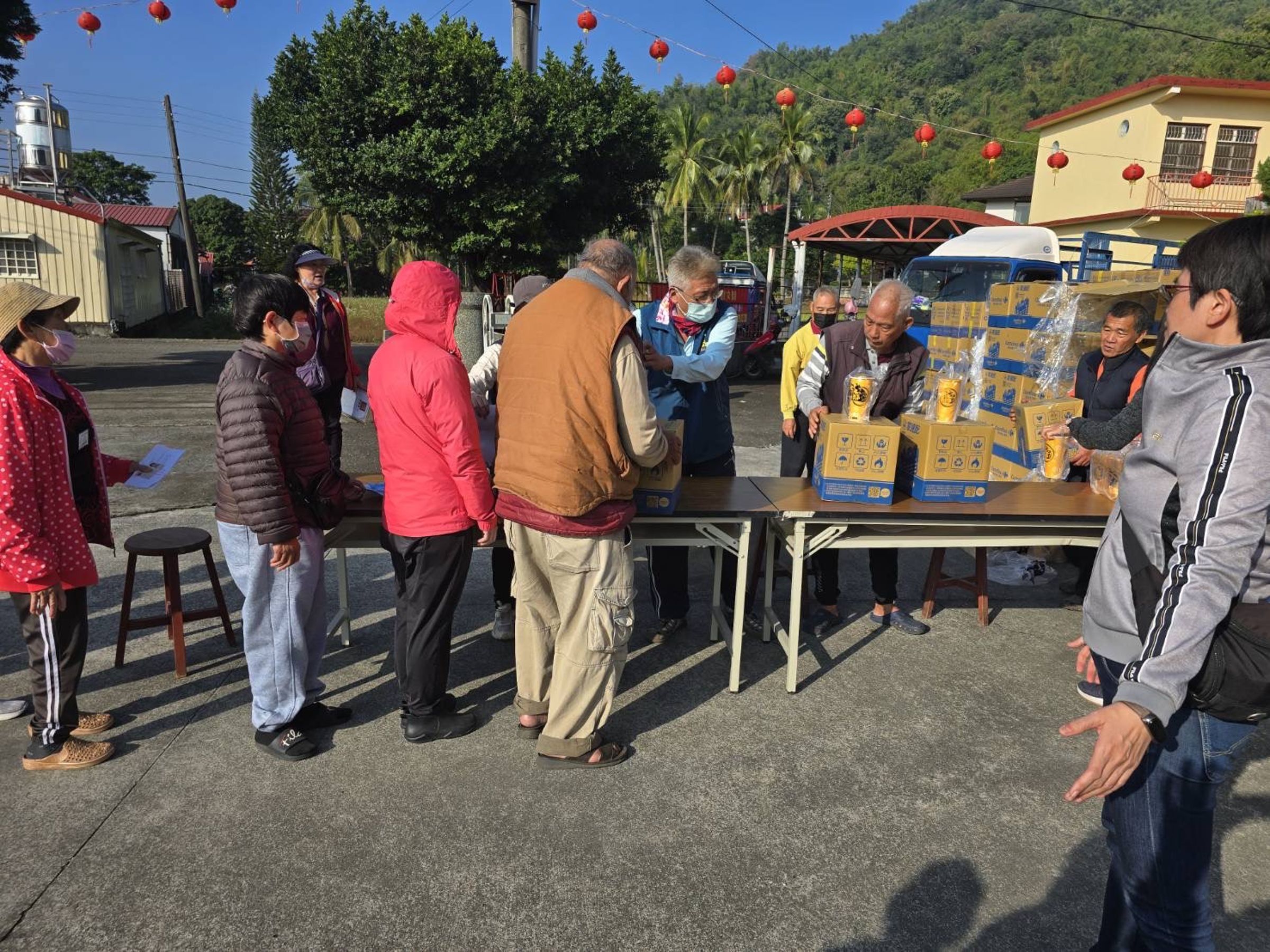 善心企業家鍾文智在美濃玉清宮前發放物資，助當地弱勢家庭過個好年。（玉清宮提供）