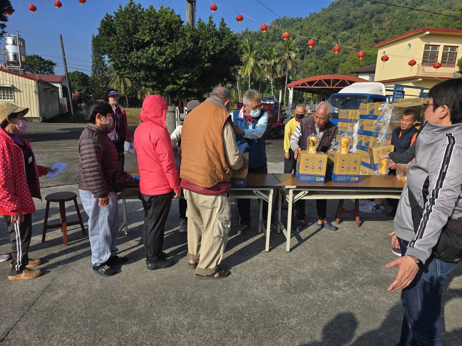 善心企業家鍾文智在美濃玉清宮前發放物資，助當地弱勢家庭過個好年。（玉清宮提供）