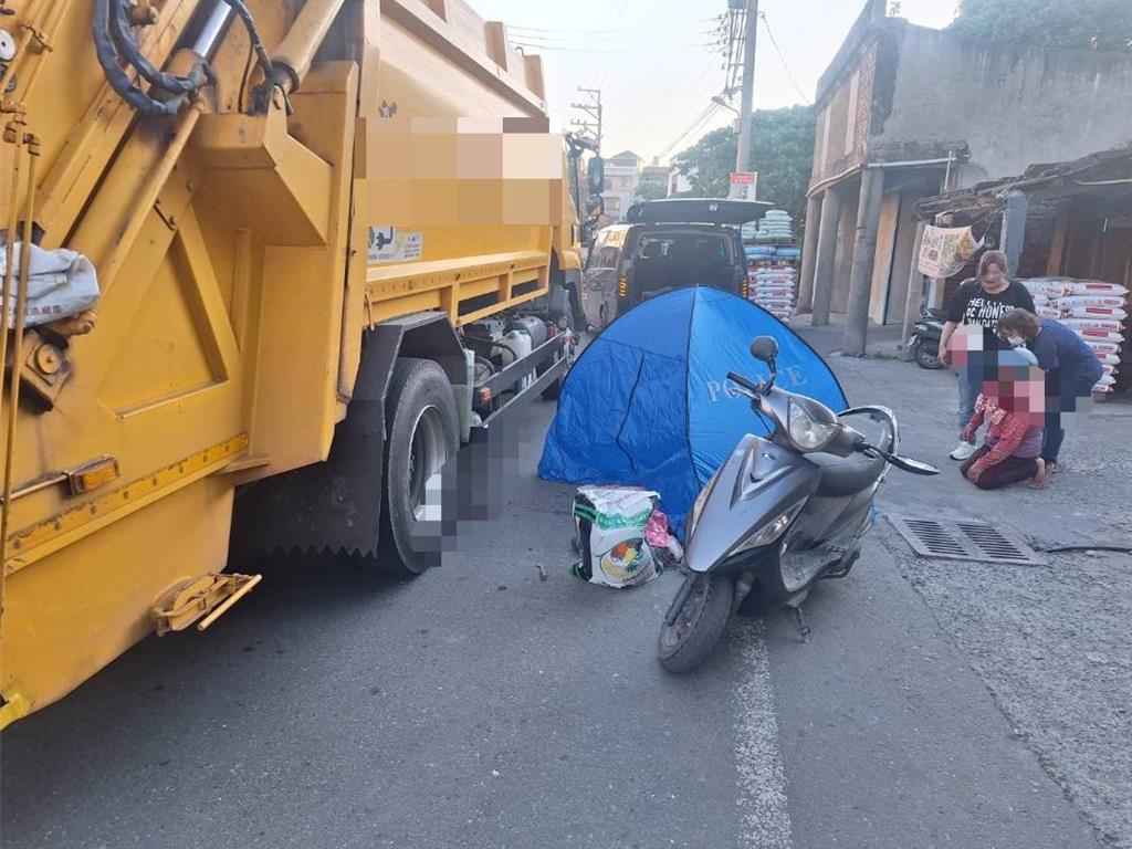 一名阿嬤騎機車載孫，疑似7歲男童上車前誤催油門，造成機車側翻，男童捲入垃圾車底遭輾死亡。（翻攝畫面）