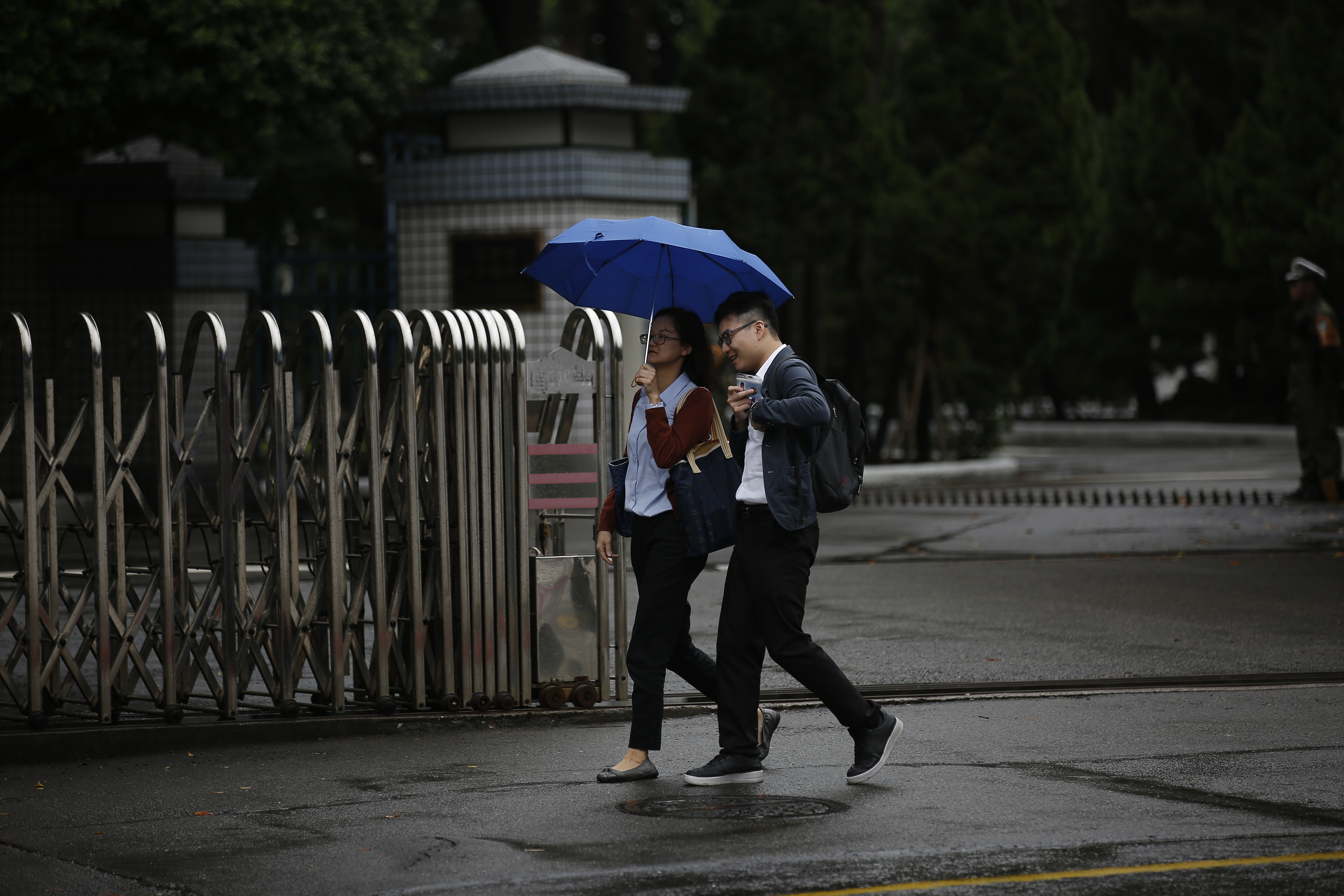 持續受東北季風影響，各地皆明顯感受涼冷，北台灣回溫有限約17至18度。（示意圖，本刊資料照）