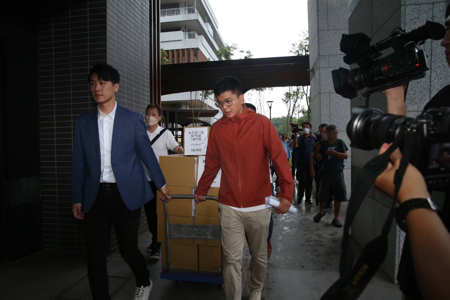 李孝亮拉著沒過門檻的連署書離開，不禁落淚感嘆「就差一點點」。（鏡報董孟航攝）