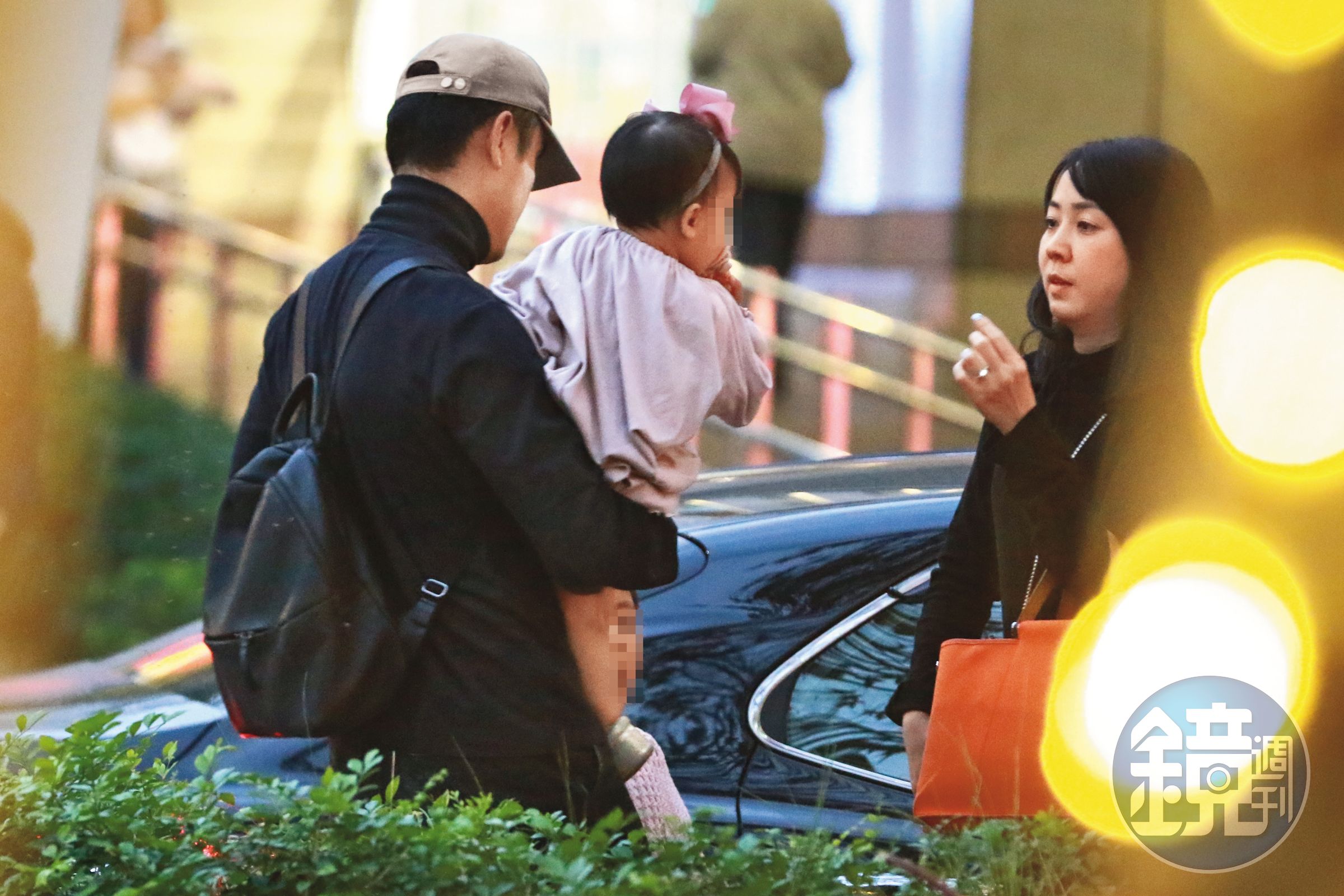 下午5點多，本刊目擊明道（左）與老婆（右）帶著一對子女現身北市大直商場。