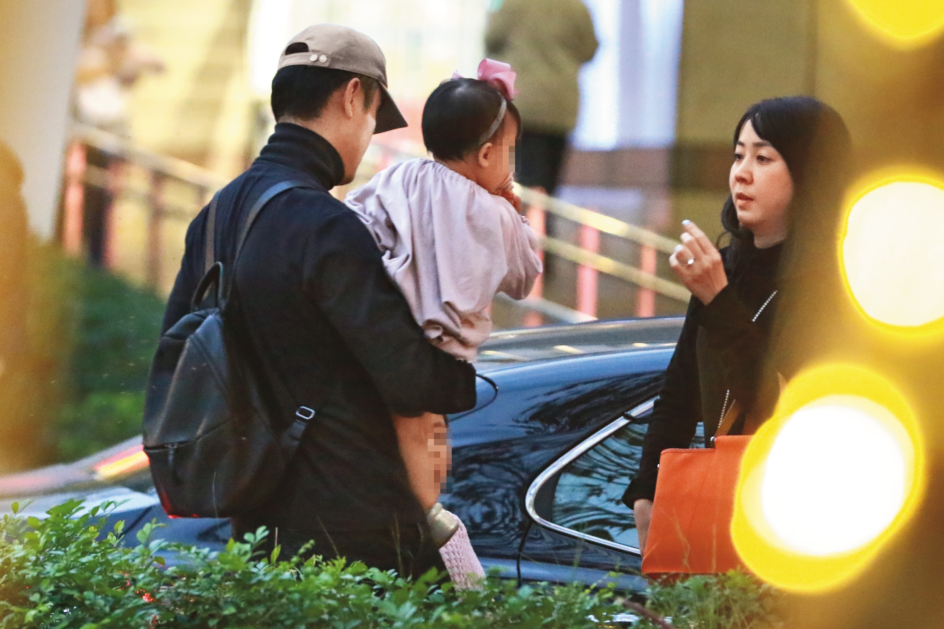 下午5點多，本刊目擊明道（左）與老婆（右）帶著一對子女現身北市大直商場。