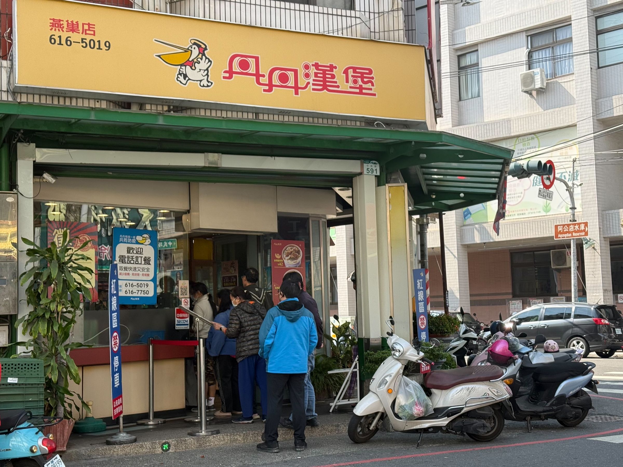 丹丹漢堡過年期間連休6日，網友返鄉吃不到，大嘆So Sad。業者今日大年初五恢復營業，各分店一早就有民眾前往排隊。（民眾提供）