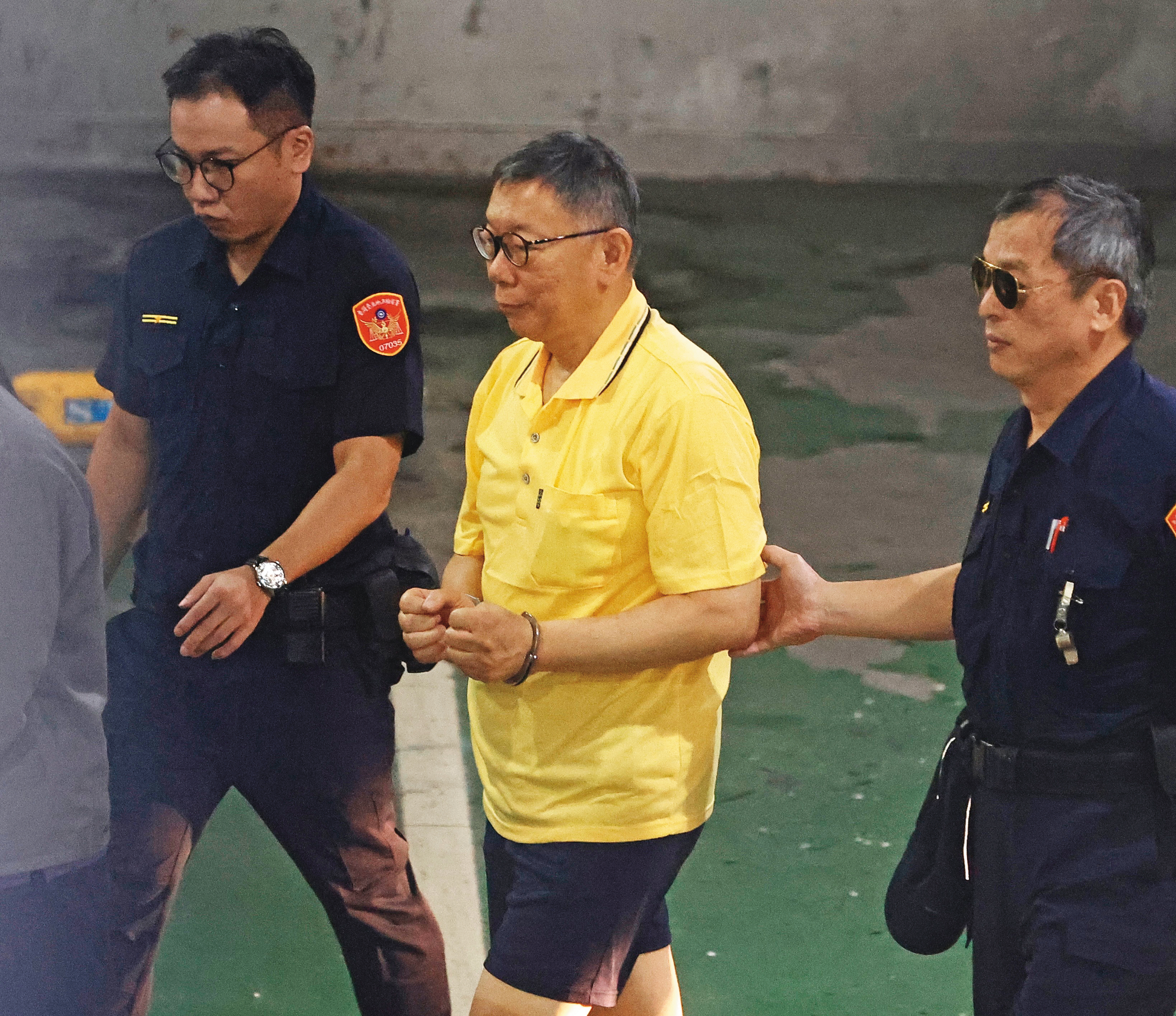 民眾黨主席柯文哲涉圖利京華城案及違背職務收賄罪遭收押逾10天，雙手上銬被提訊出庭。