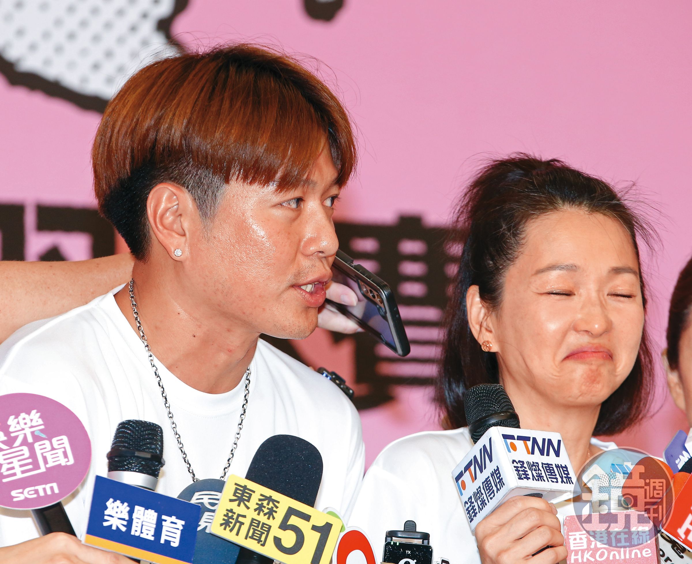 六月和老公李易（左）同框受訪，這表情…小編就不多說什麼了。