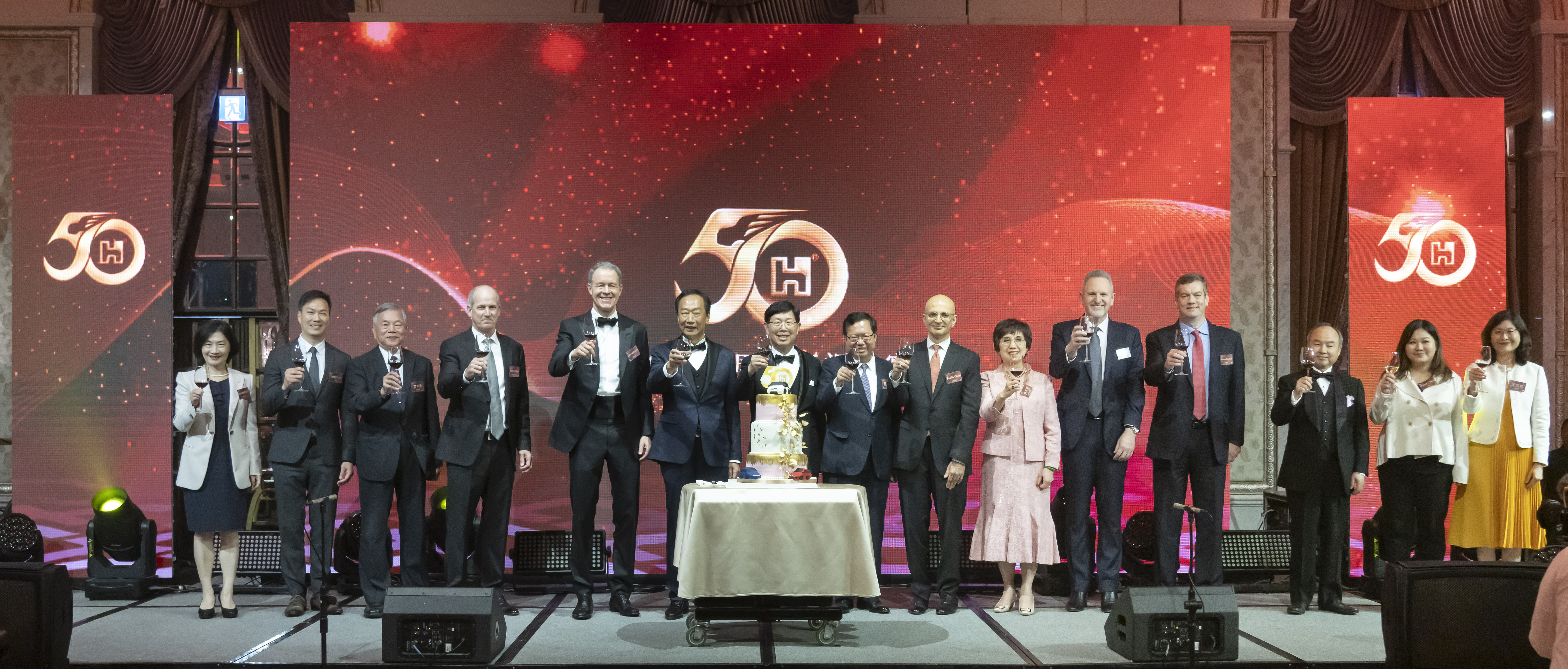 鴻海50週年慶祝晚會賓客合影。（鴻海提供）
