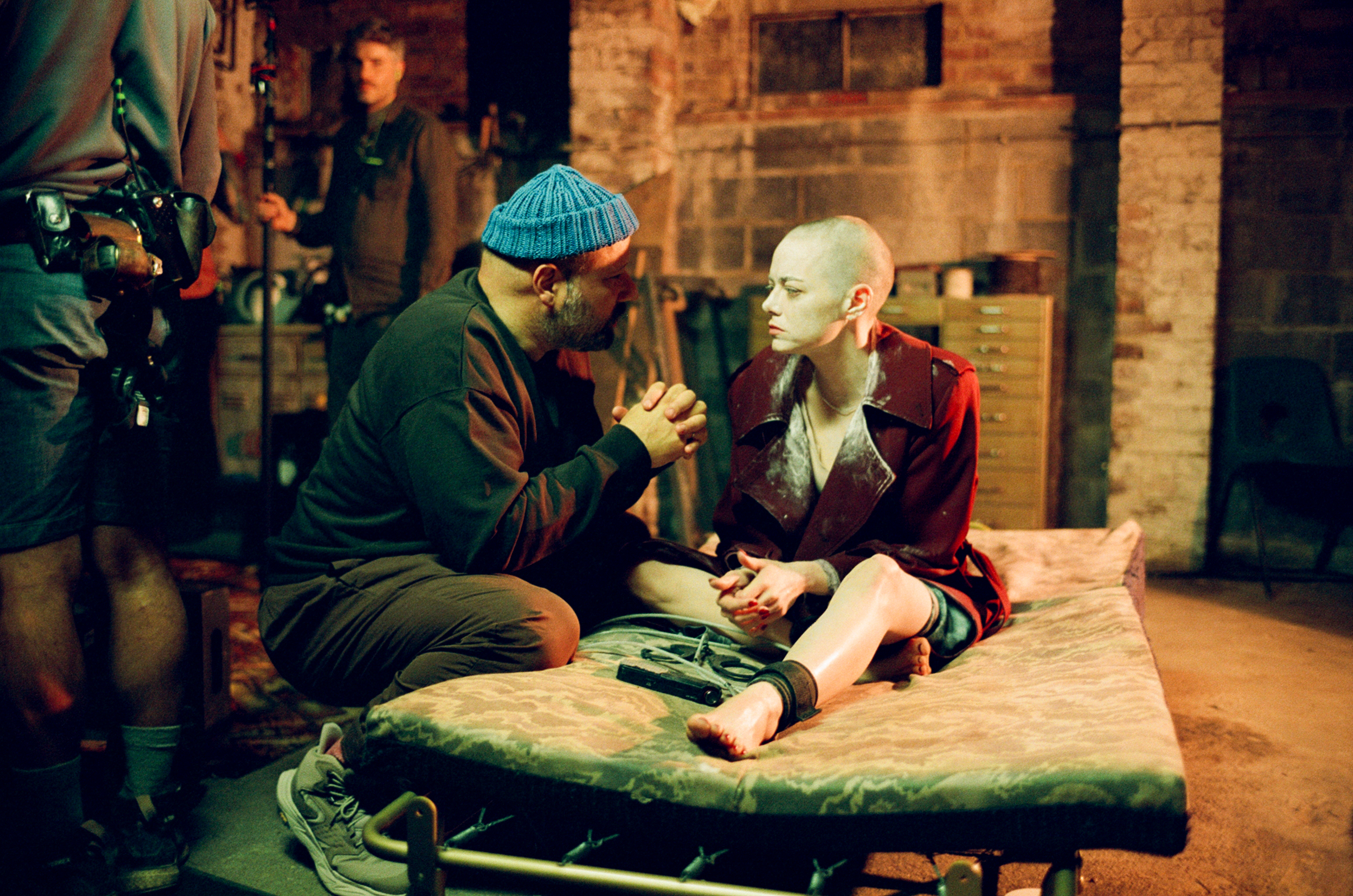 艾瑪史東在《暴蜂尼亞》(右)剃光頭,展現對於導演尤格藍西莫(左)的充分信賴。(UIP提供)