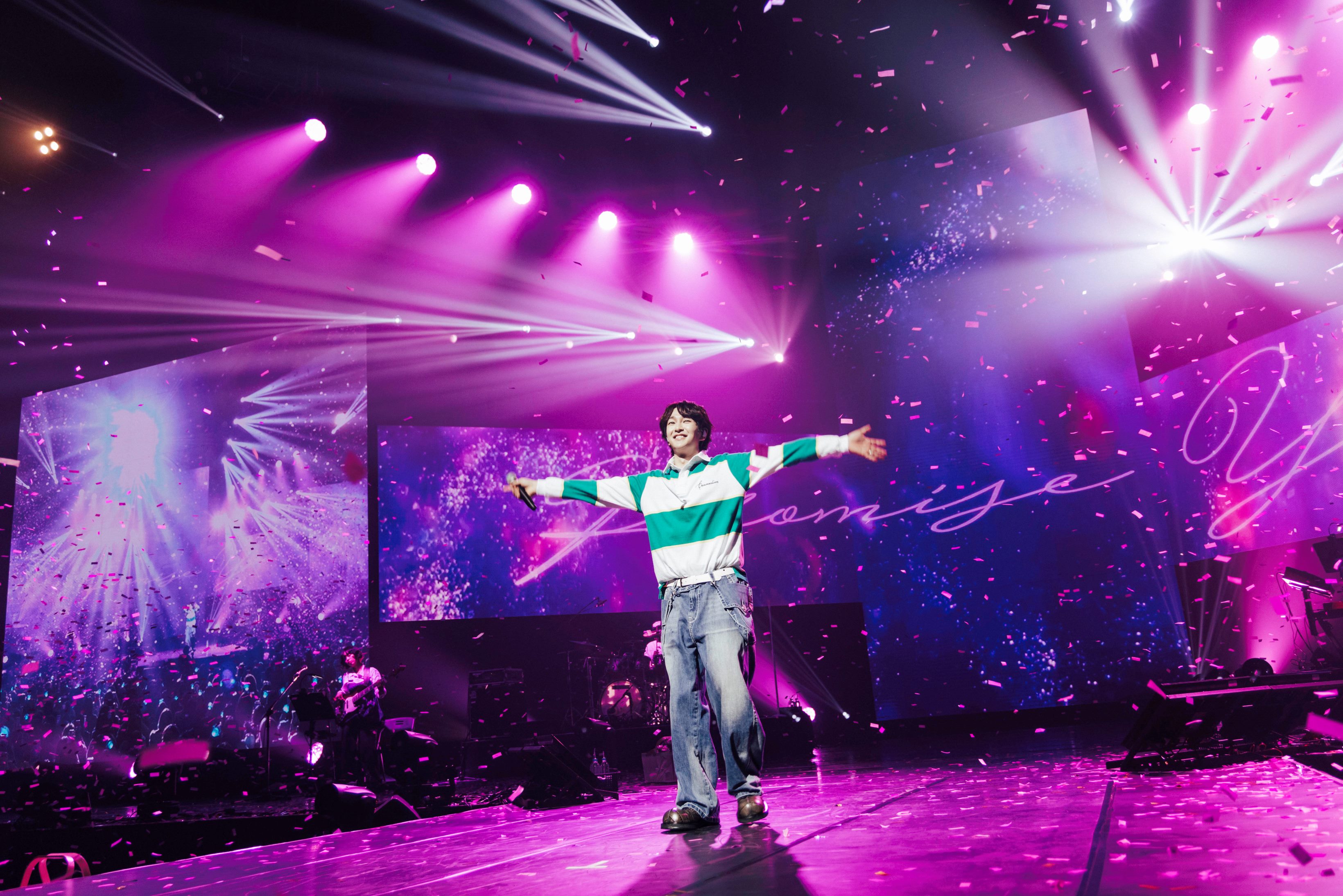 溫流在北流開唱，看到粉絲拋湖水綠彩帶超驚喜。（讀者提供）