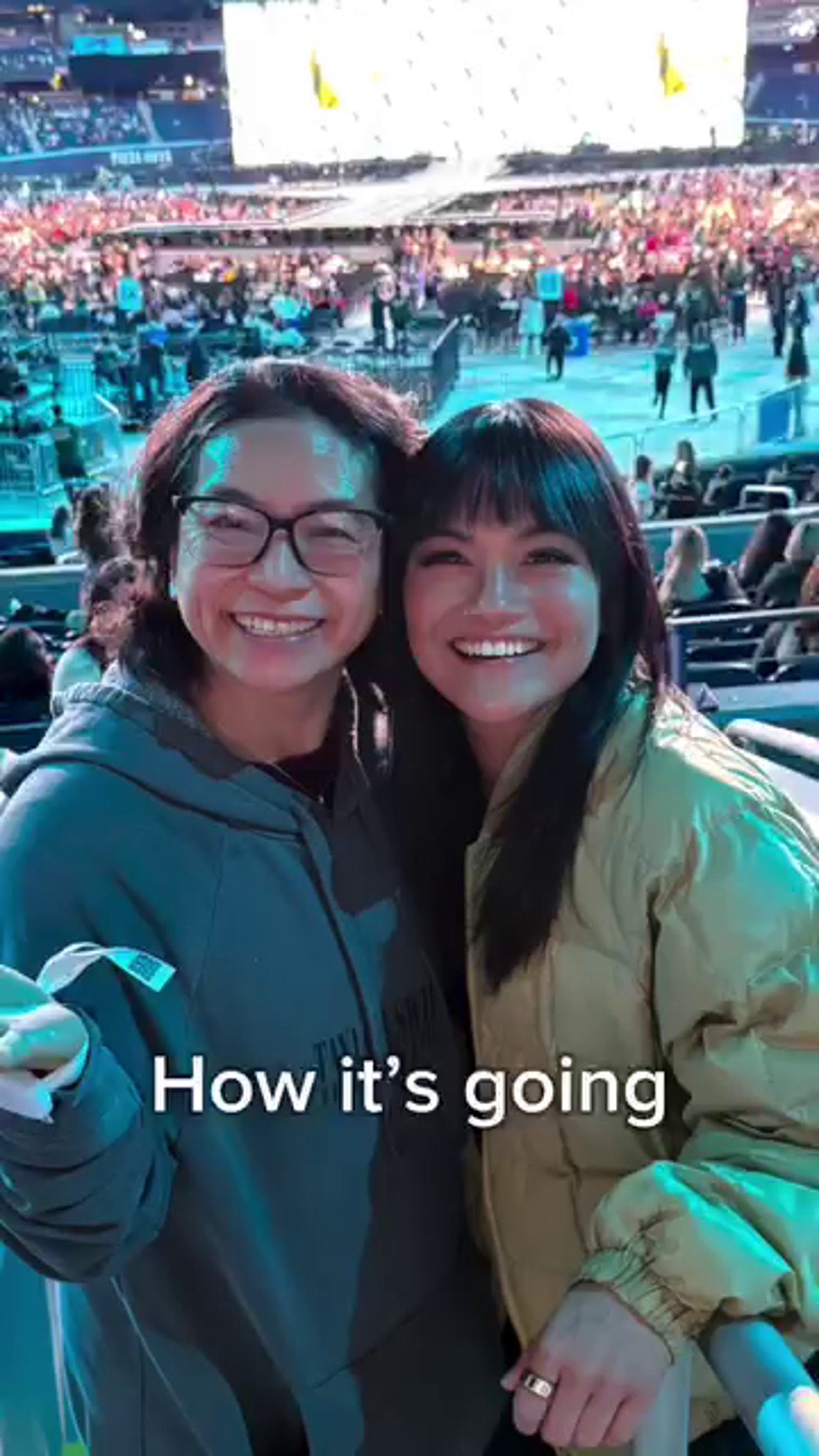 Karen帶媽媽欣賞自己在泰勒絲「時代巡迴演唱會」的演出。（翻攝IG／＠karenschuang）