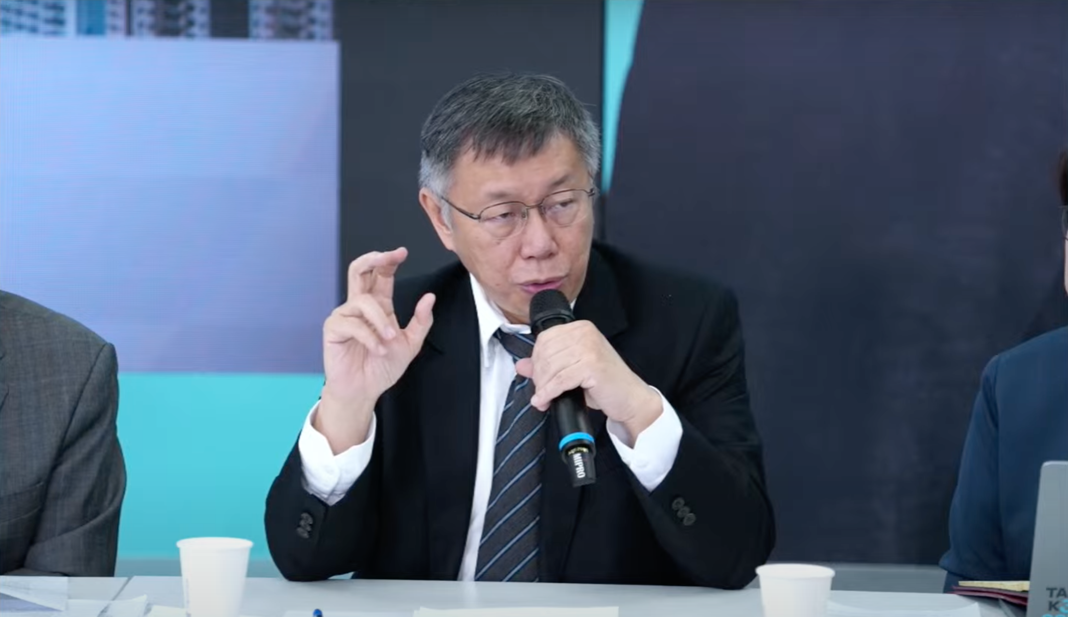 民眾黨不分區名單鎖定陸配徐春鶯掀波，柯文哲表示，住在這裡、喜歡台灣、認同台灣就是台灣人。（翻攝自柯文哲YouTube頻道）