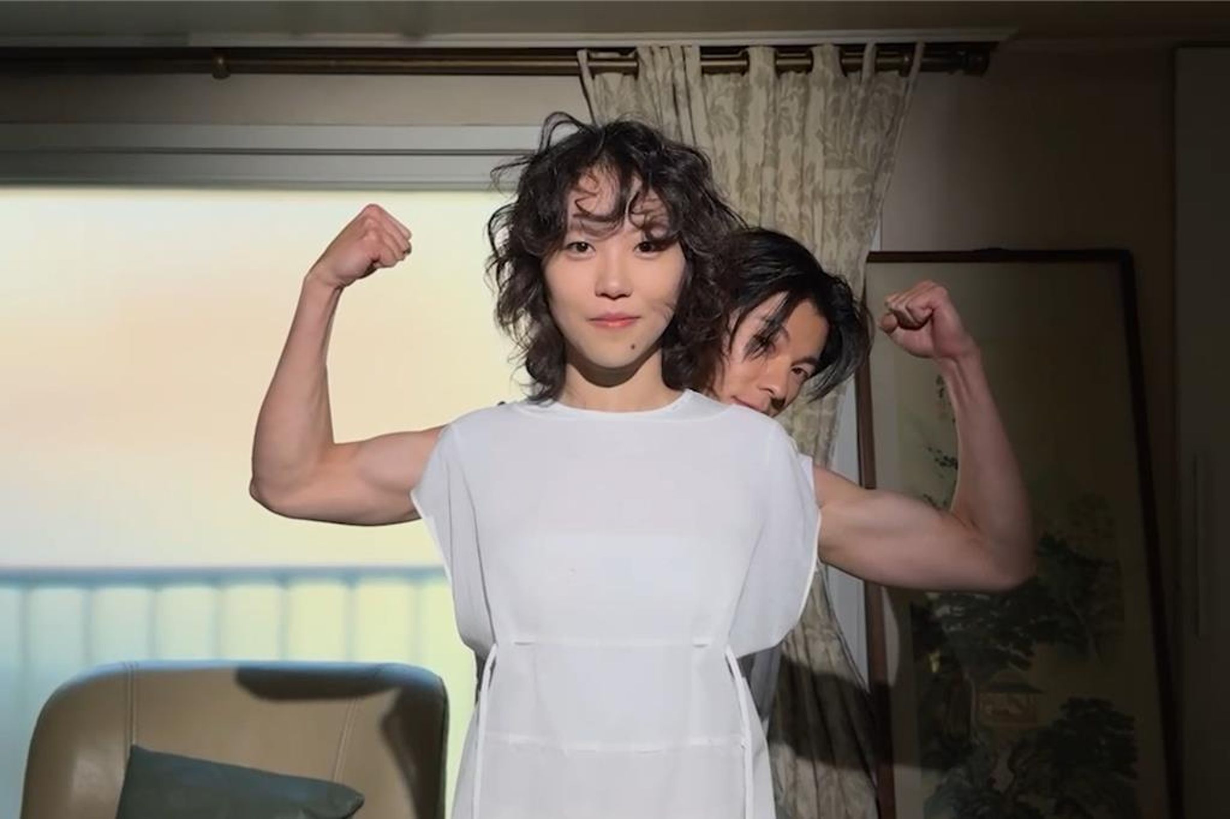 許光漢、竇靖童為落日飛車與韓國人氣樂團HYUKOH合作的新專輯《AAA》拍MV,2人更有下水鏡頭。(夕陽音樂提供)