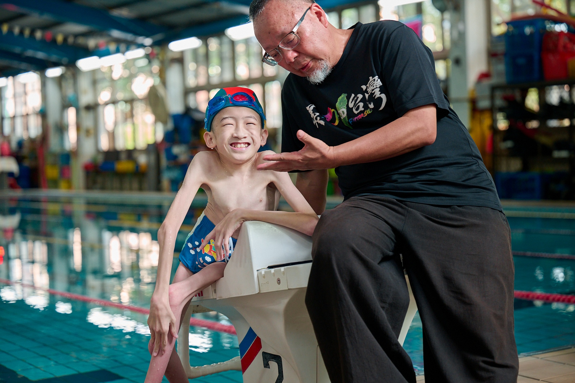 《台灣超人》透過多位超越本身困境的超人故事，鼓勵正在人生十字路口遭遇挫折的學童和家庭，左為先天成骨發育不全的片中主角之一孫翊倫。（牽猴子提供）
