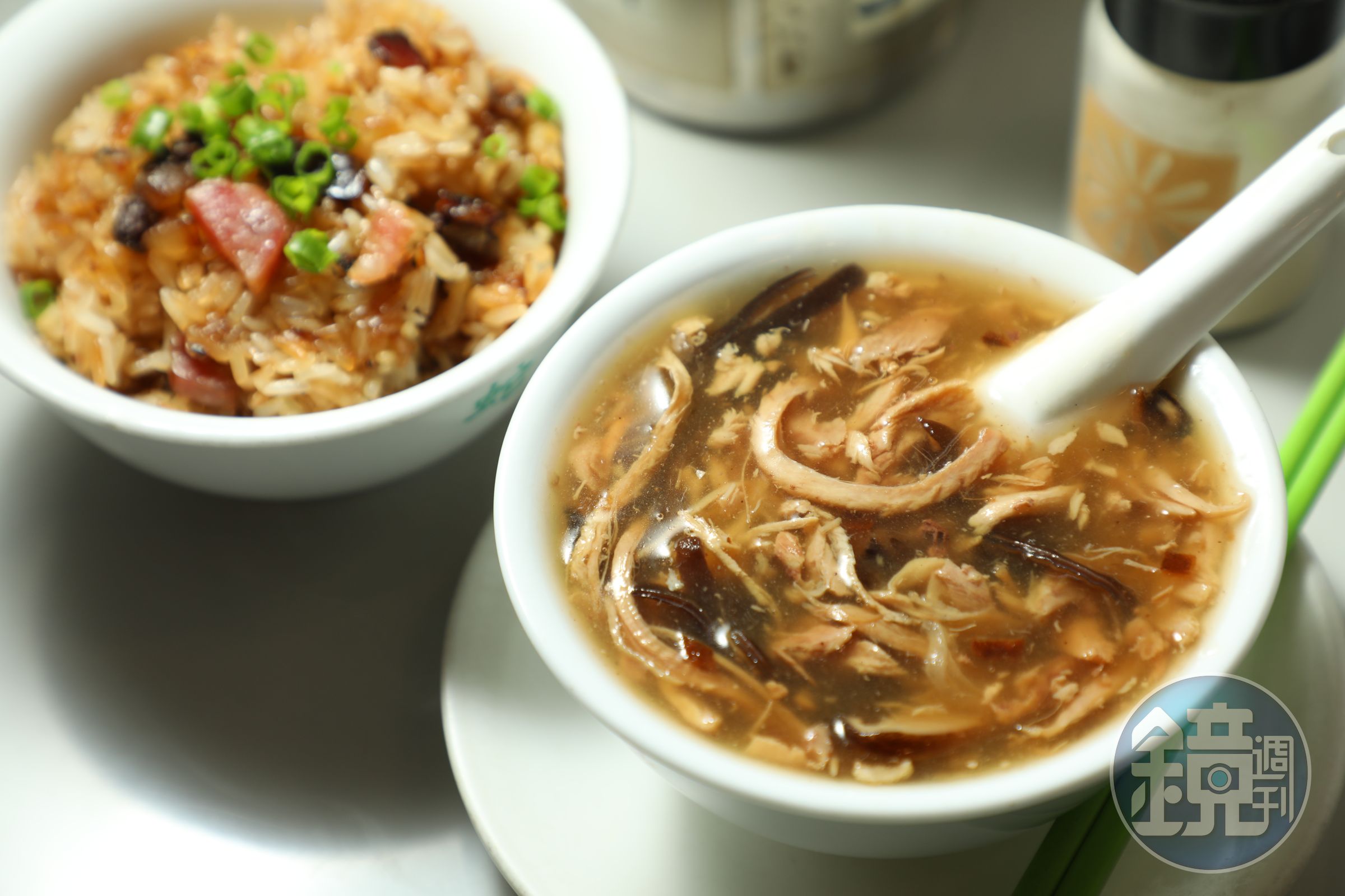 小碗的蛇羹與臘味糯米飯組成套餐，吃起來滋補又美味。（港幣89元／套）
