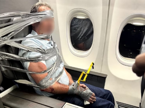 男子機上辱罵空服員「遭退役警制伏」,被全身捆滿膠帶。(翻攝自X@aviationbrk)
