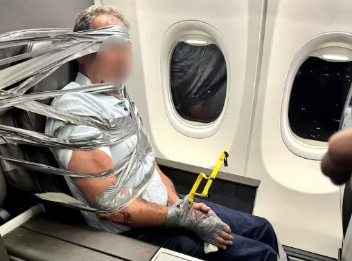 高空爆衝突！男子機上辱罵空服員「遭退役警制伏」　全身捆滿膠帶「木乃伊照曝光」