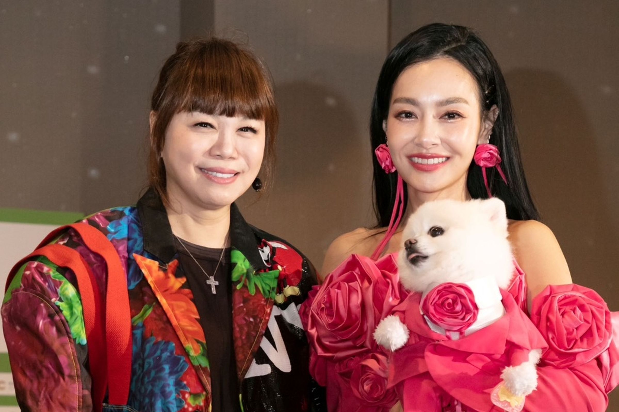 巴黎奧運服裝指定設計師周裕穎個人品牌 JUST IN XX攜手時尚CEO溫筱鴻（左）在禮客舉辦第一屆「臺北萌寵時裝週」，邀請同樣熱愛毛孩的王思佳（右）擔任壓軸走秀嘉賓。（禮客提供）