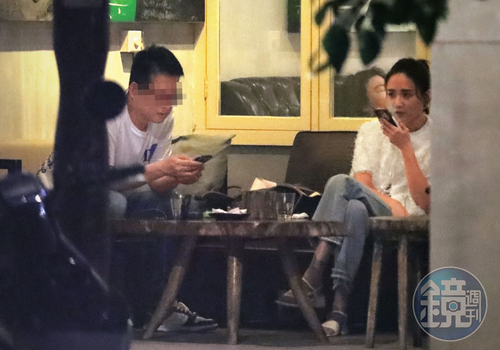 5月3日21：36，何妤玟酒足飯飽後與眼鏡男在餐廳外的吸菸區聊天。