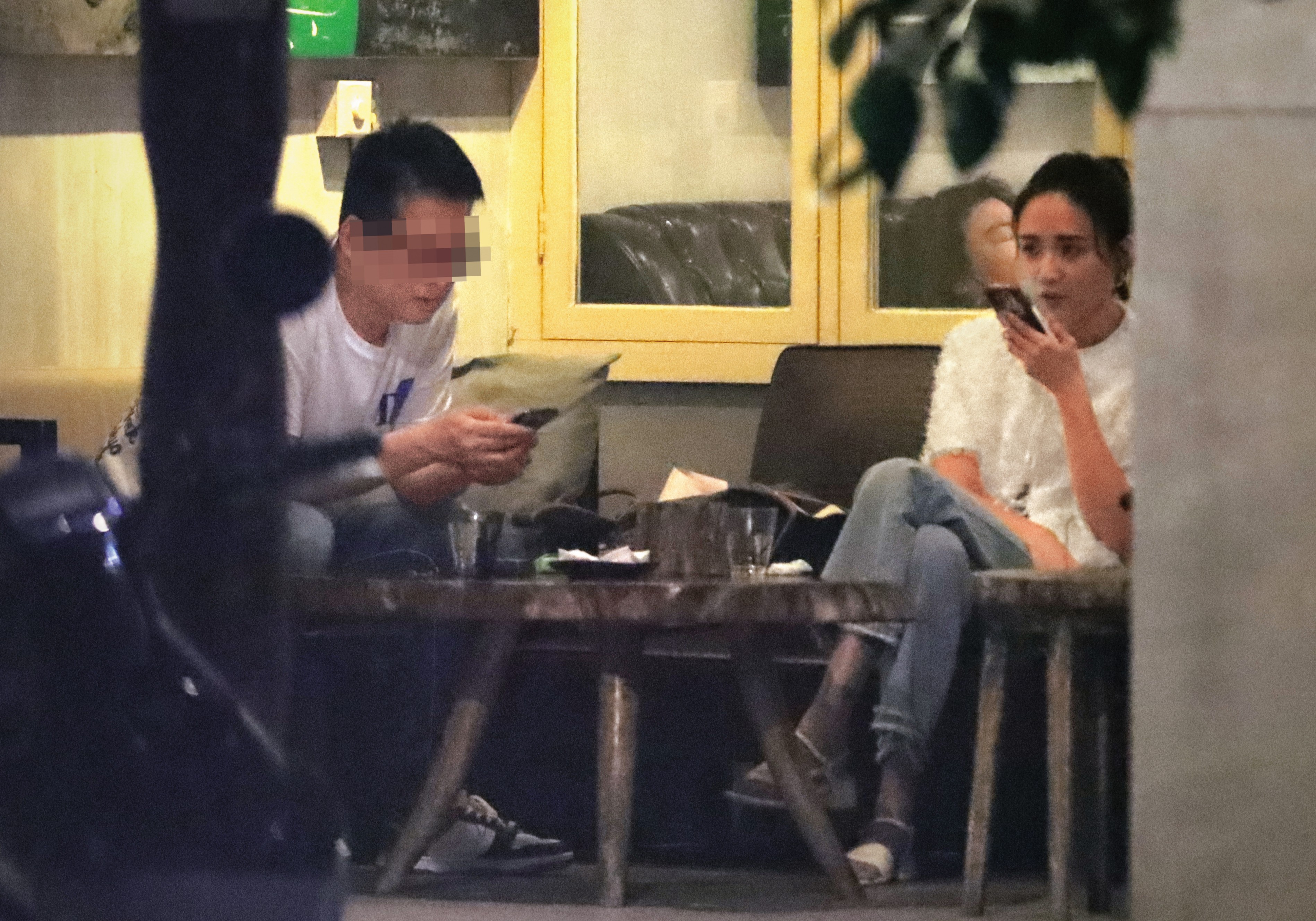5月3日21：36，何妤玟酒足飯飽後與眼鏡男在餐廳外的吸菸區聊天。