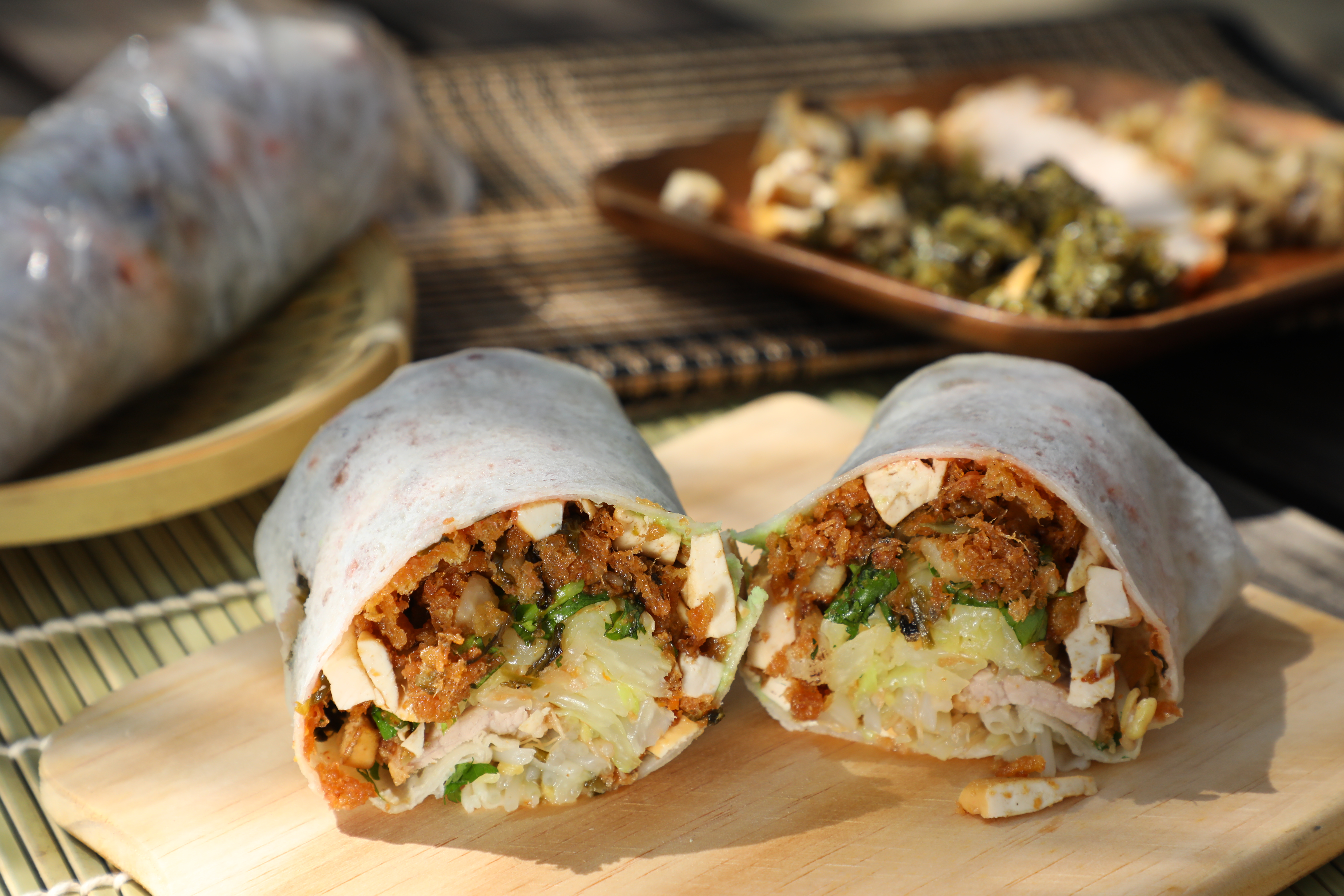 游記潤餅內有自製燒肉、豆芽菜、高麗菜、豆乾、酸菜、菜脯與蛋酥等豐富配料。（70元／捲）