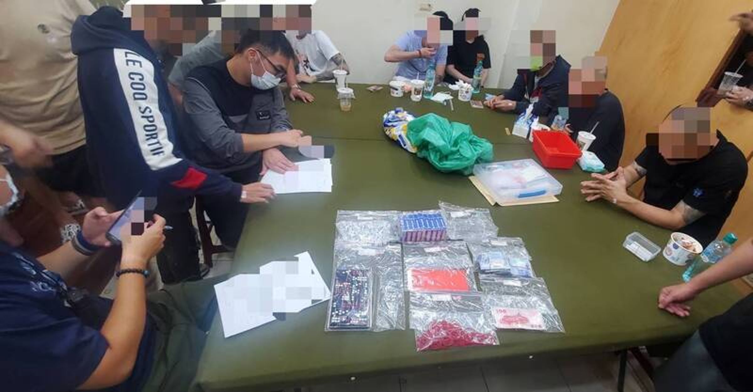 苓雅分局破天九牌賭場,逮捕賭場負責人韓女等43人。(翻攝畫面)