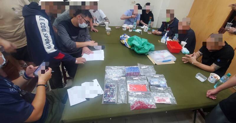 苓雅分局破天九牌賭場，逮捕賭場負責人韓女等43人。（翻攝畫面）