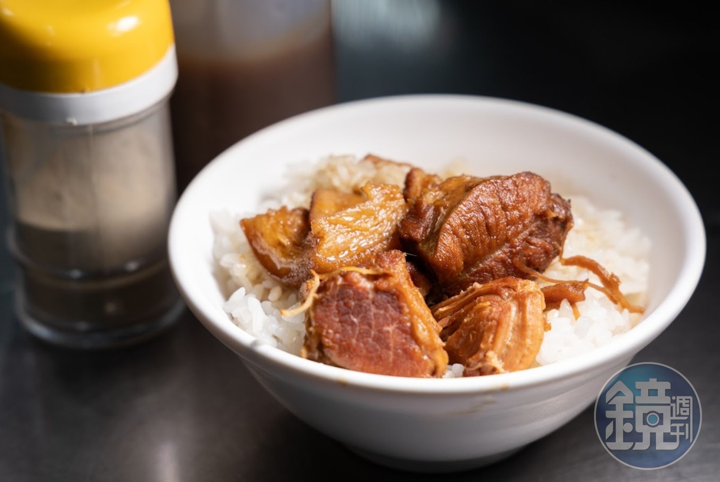 「老二腿庫飯」的招牌腿庫，製程繁複，豬腳會先炸過，再分早晚兩次長時間滷製，總計耗時5小時以上。（鄭祺耀攝）
