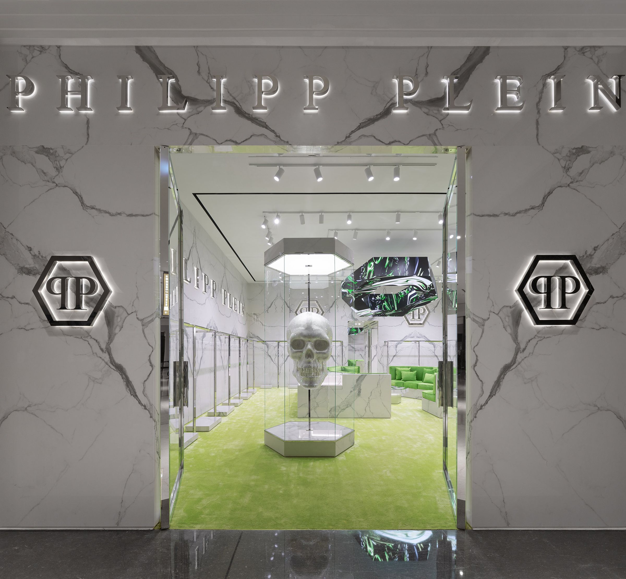 PHILIPP PLEIN微風南山旗艦店一進門,便可見一座巨型水晶骷髏頭裝飾藝術。(PHILIPP PLEIN提供)