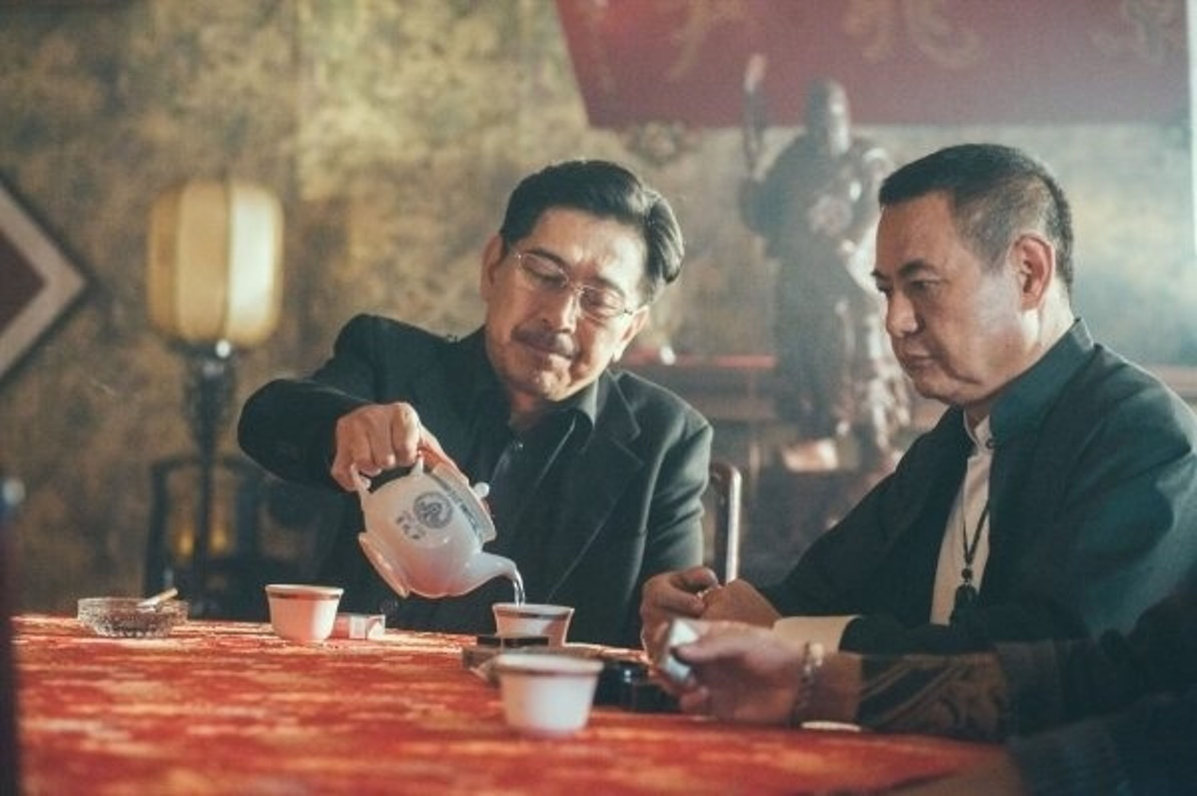 高捷在《角頭1》飾演警察鬍鬚伯,但隨後的系列作都扮演「貴董」,原來早就已經洩露兩者是雙胞胎兄弟。(網路圖片)
