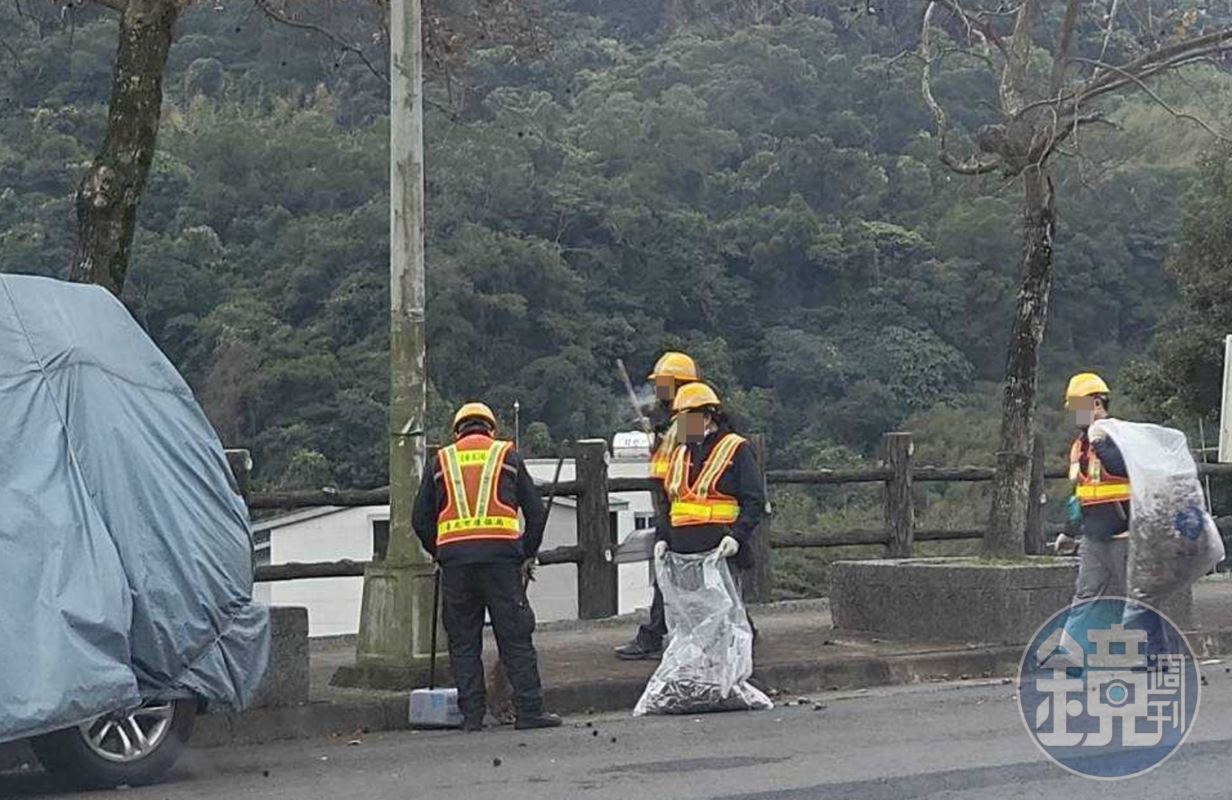 清潔隊員控訴,他協助里長拍照維護整潔,卻遭分隊長處處為難。(讀者提供)