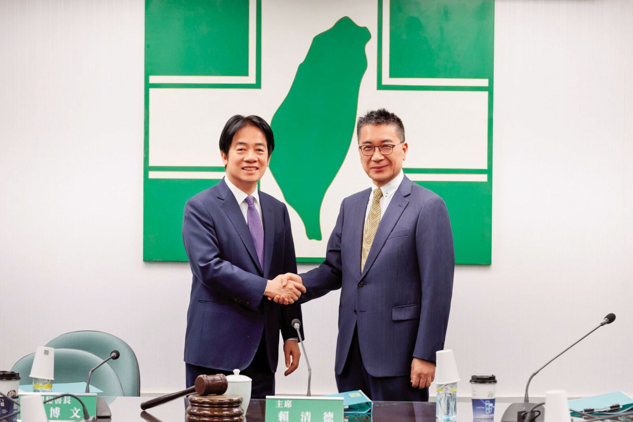 賴清德(左)請徐國勇(右)親自督軍執政團隊的輿情晨會。(民進黨提供)
