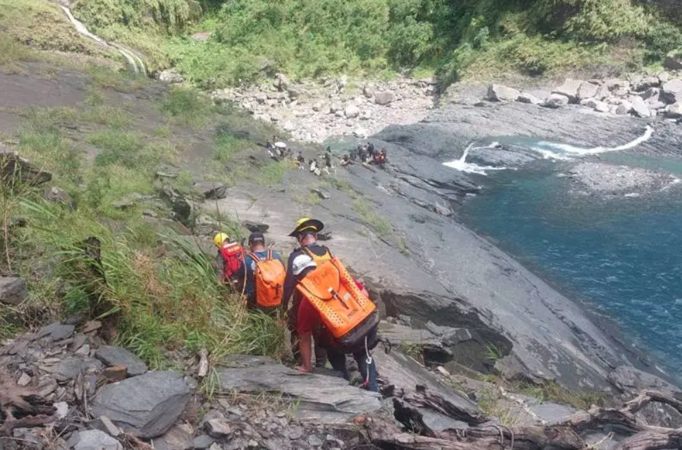 屏東縣瑪家鄉沙拉灣瀑布29日發生溺斃憾事。（翻攝畫面）