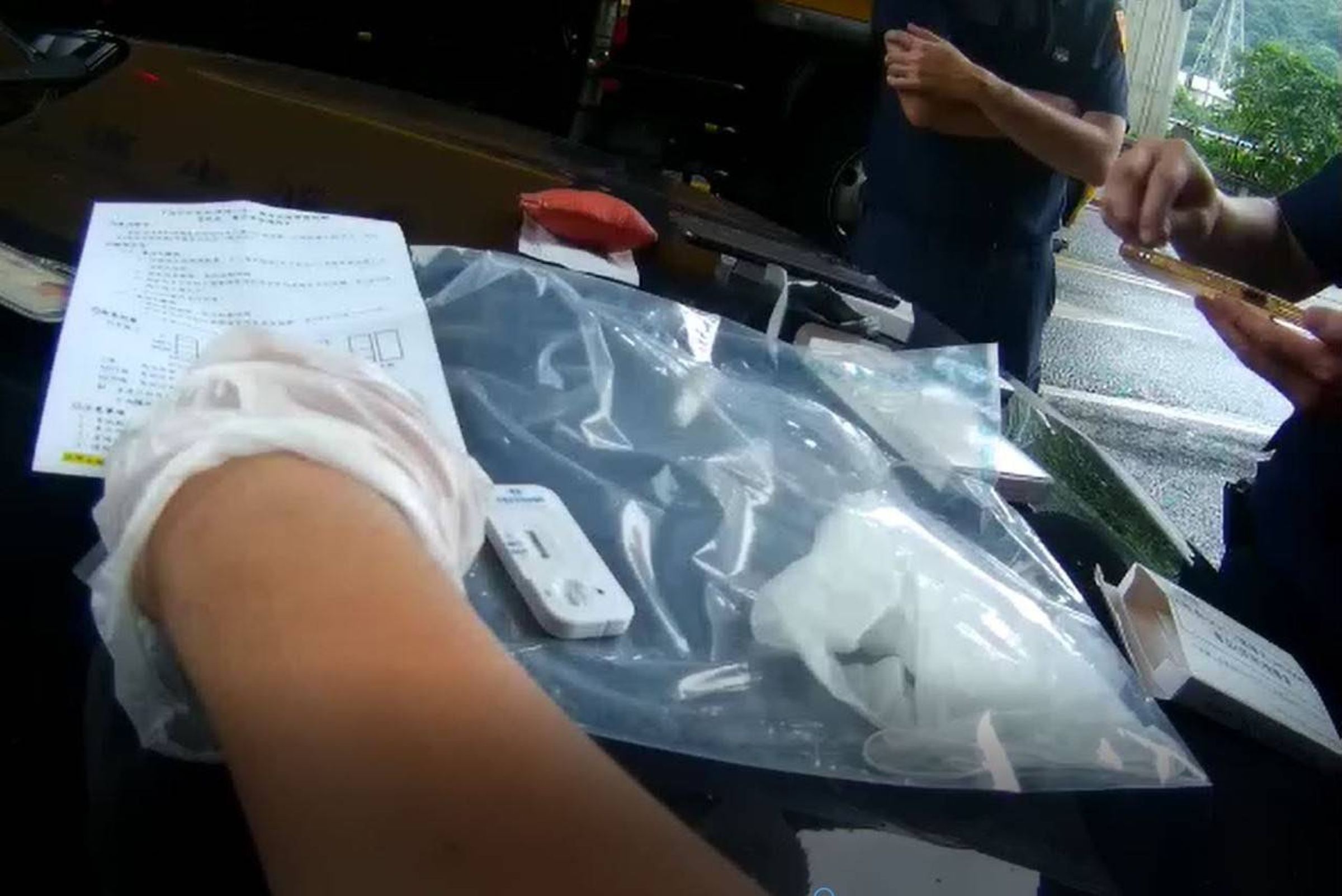警方在陳男包包中起出吸食器，訊後將他依法送辦。（翻攝畫面）