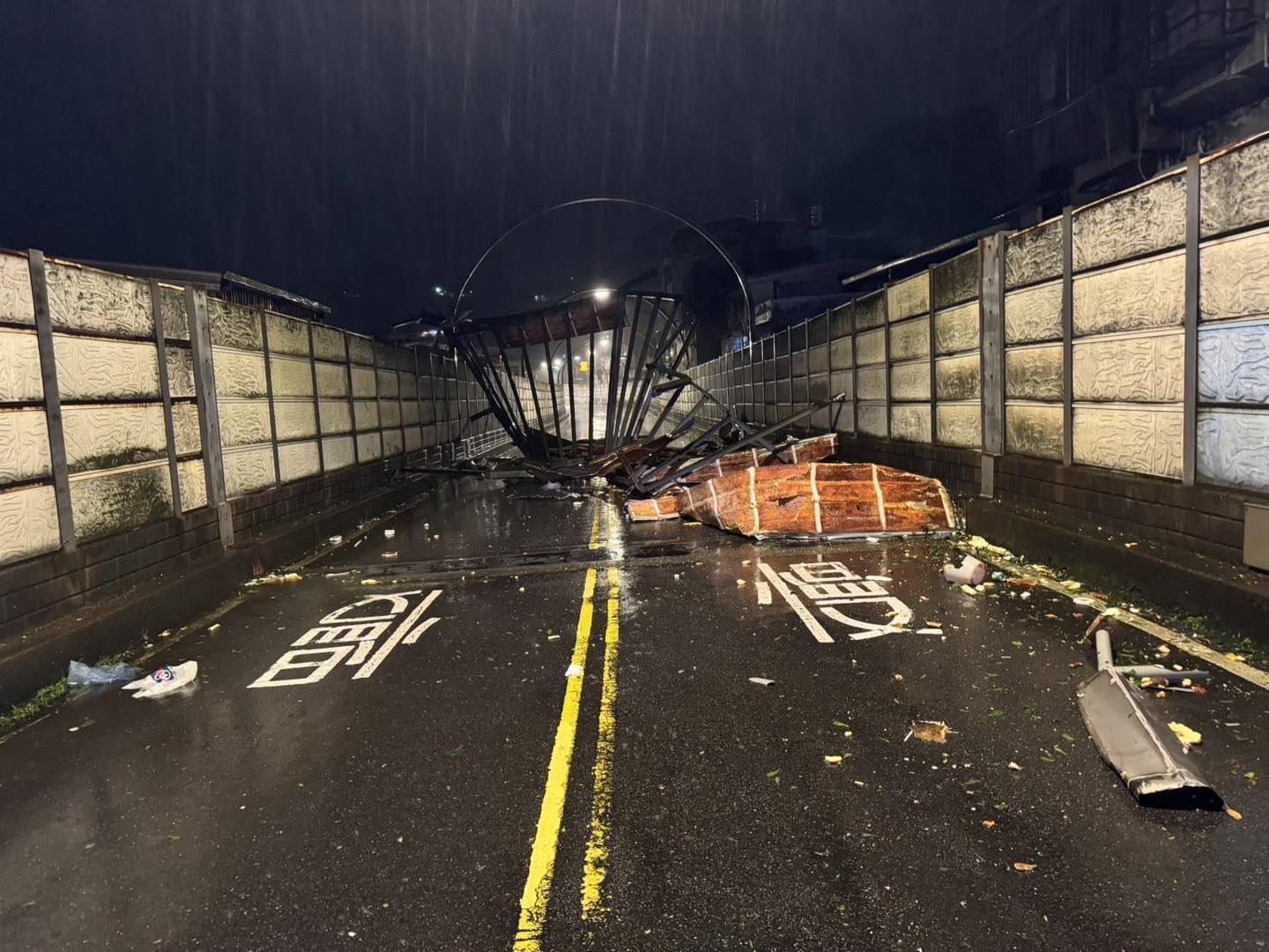 基隆西定高架道路，巨型鐵架掉落。（翻攝畫面）