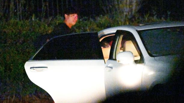 當記者現身堵訪時,清田當場嚇得蹲在地上,擠出一句「……為什麼偏偏是我呢?」,語氣中滿是求饒與狼狽。(翻攝自《FRIDAY》週刊)
