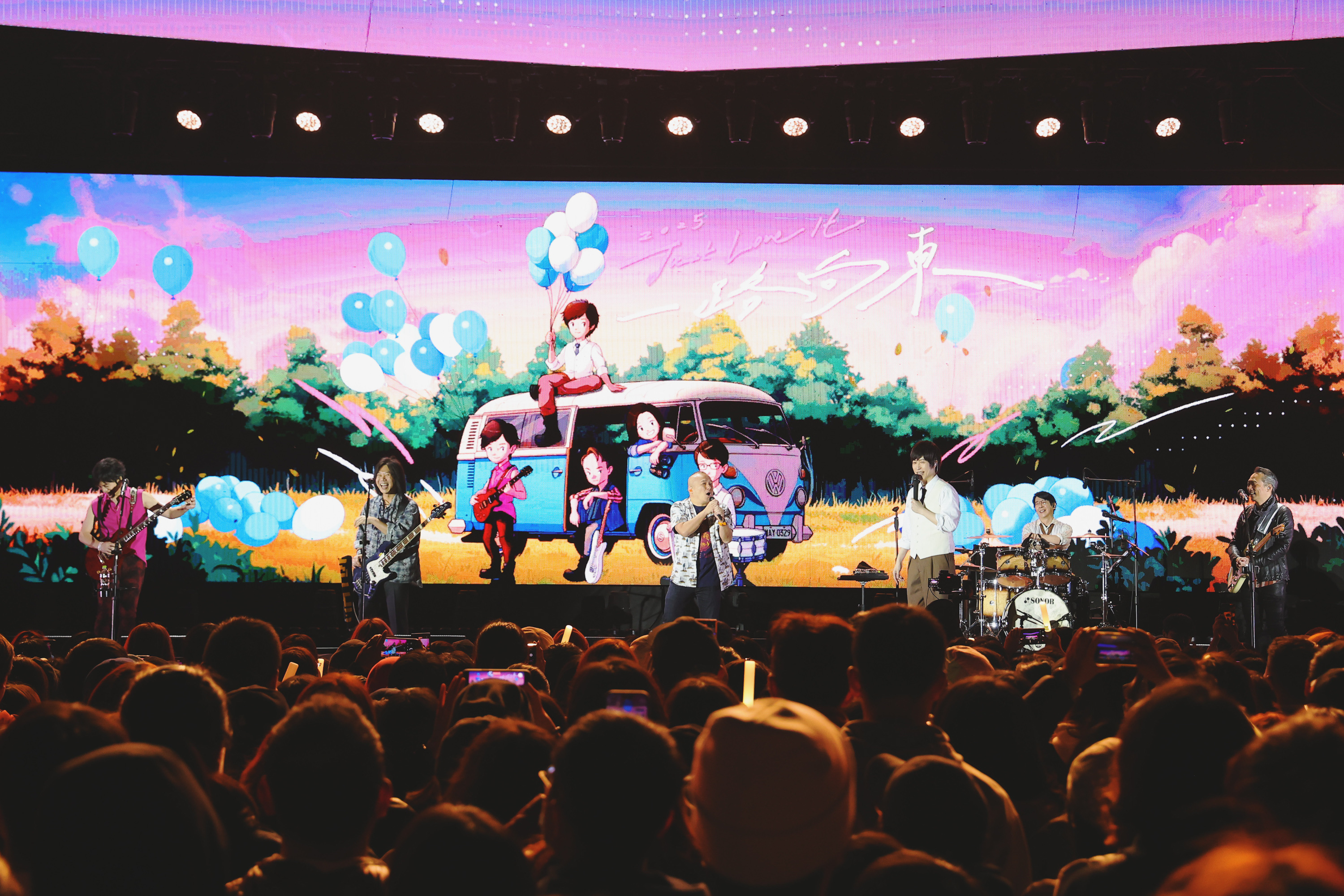 五月天邀國璽嗨唱〈我愛夏天〉炸翻高流海風廣場。（相信音樂提供）